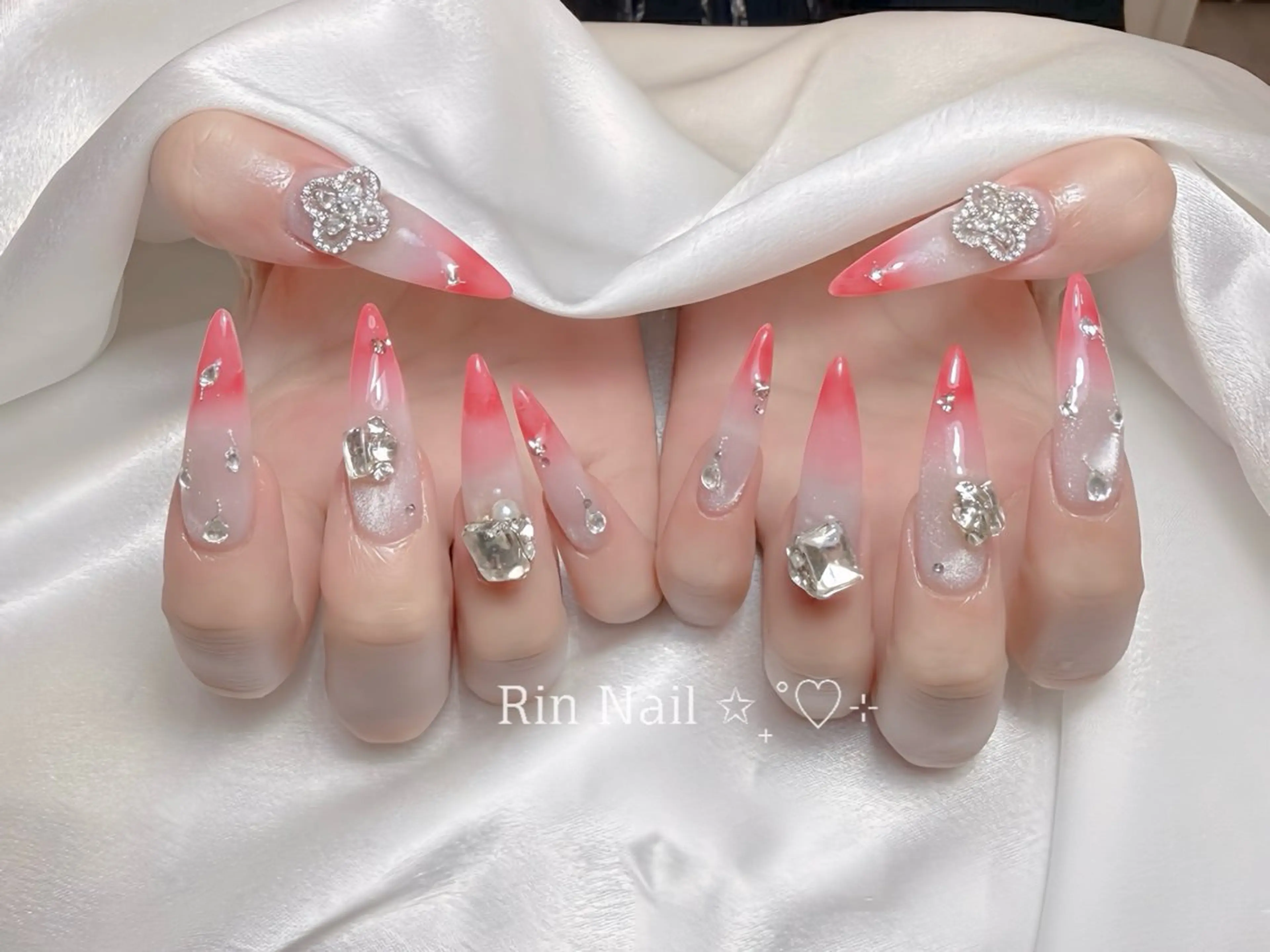 ネイル オーロラネイル チークネイル 桜ネイル クリアネイル ドット ハンドネイル Rin Nail 新大久保店のネイルデザイン