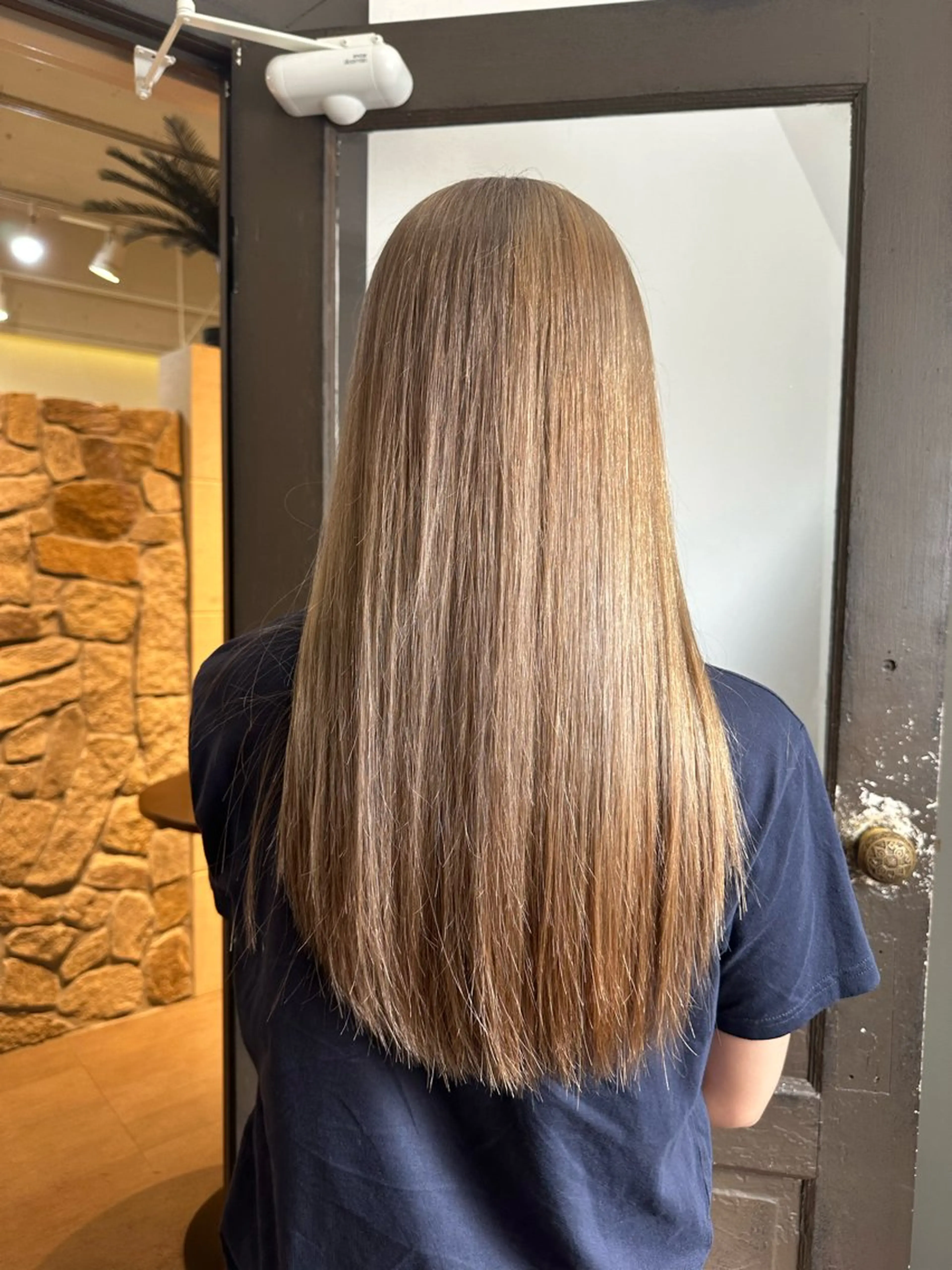 ロング カラー ベージュカラー ブリーチ ハイトーンカラー ミルクティーベージュ カット ヘアカラー RINA .のヘアスタイル