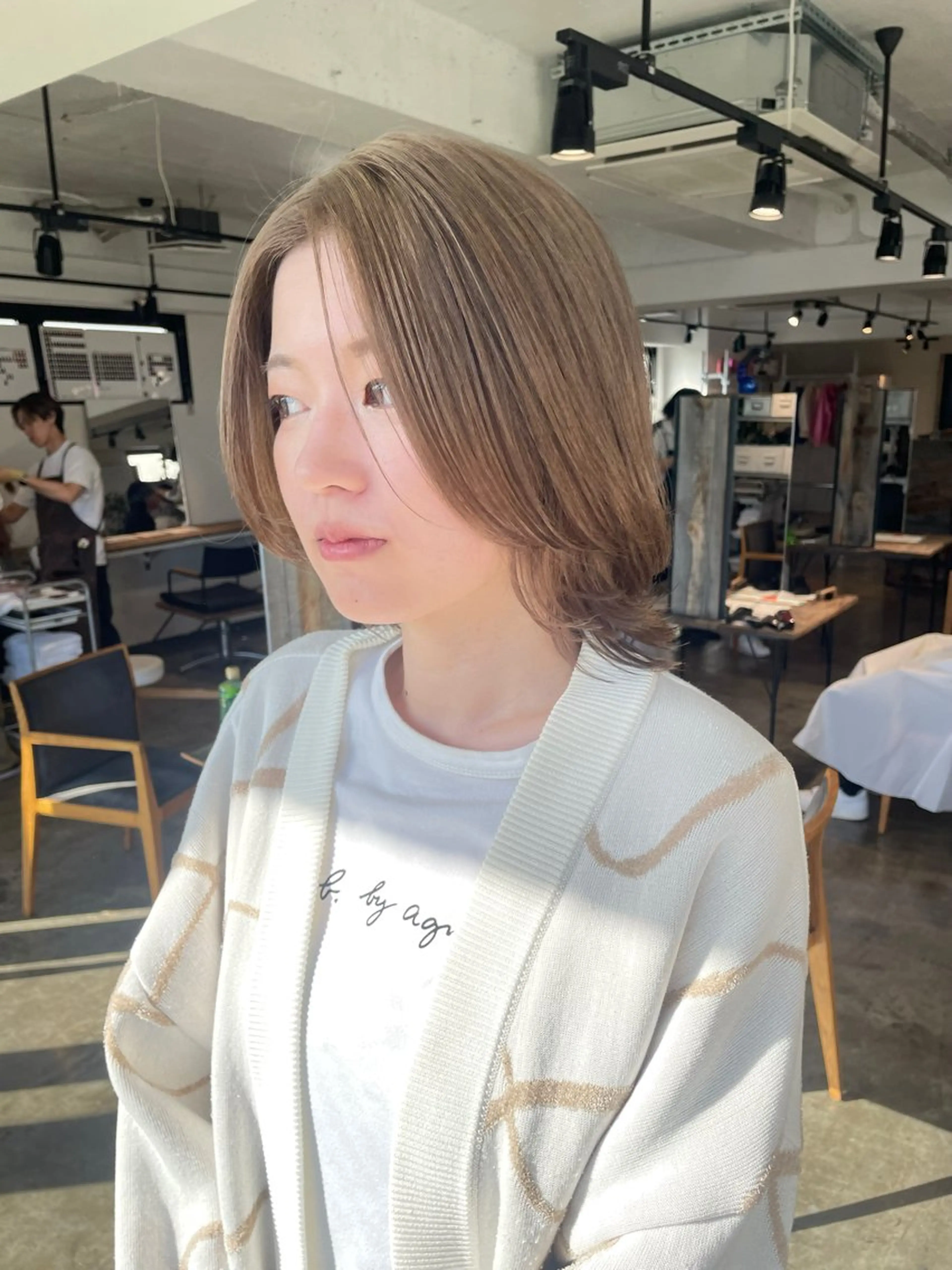 ショート カラー ベージュカラー ブリーチ ダブルカラー ミルクティーベージュ 暖色カラー🍒 ケアブリーチ/akiのヘアスタイル