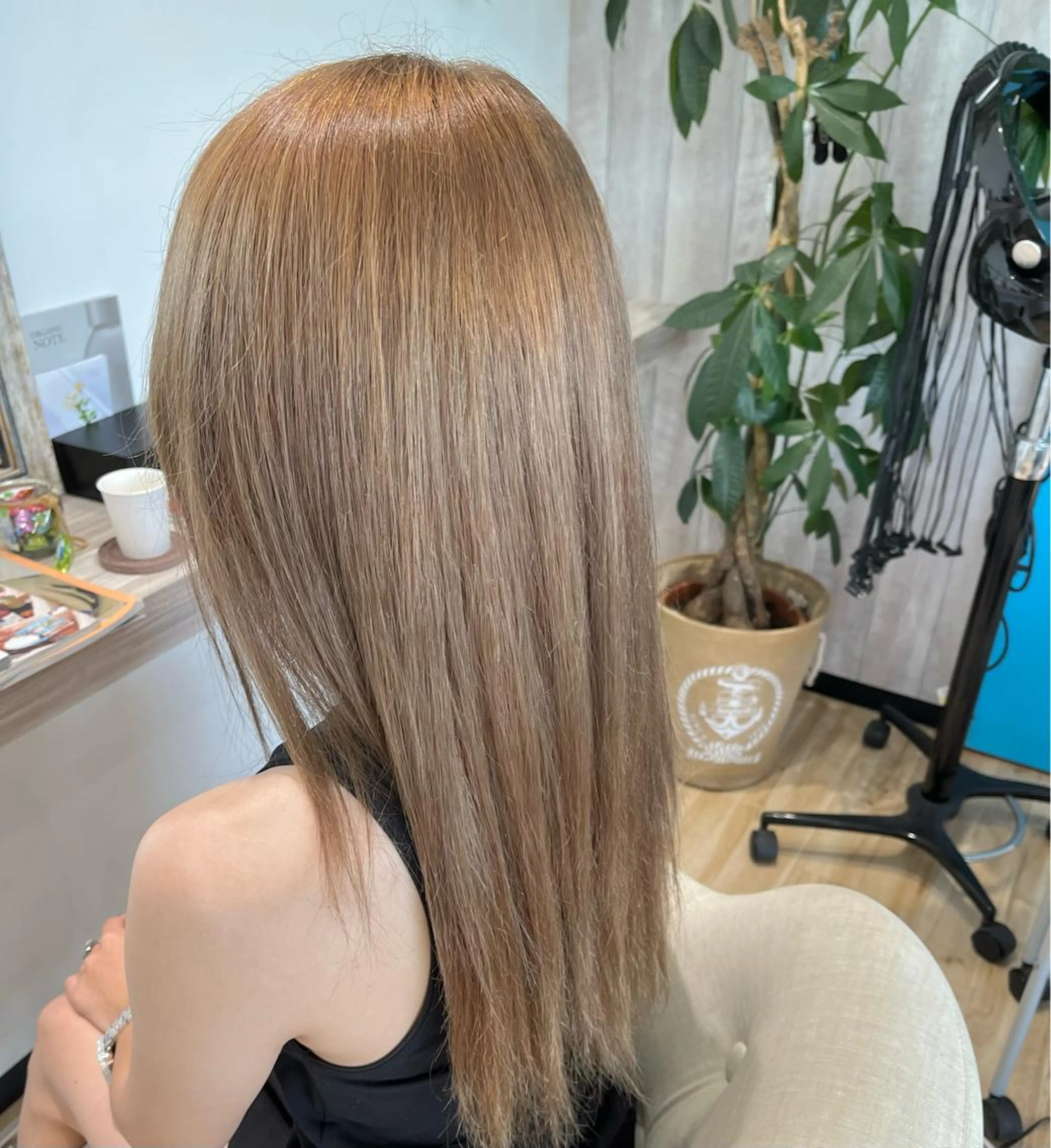 ロング カラー ベージュカラー ブリーチ ハイトーンカラー Atelier 大内のヘアスタイル