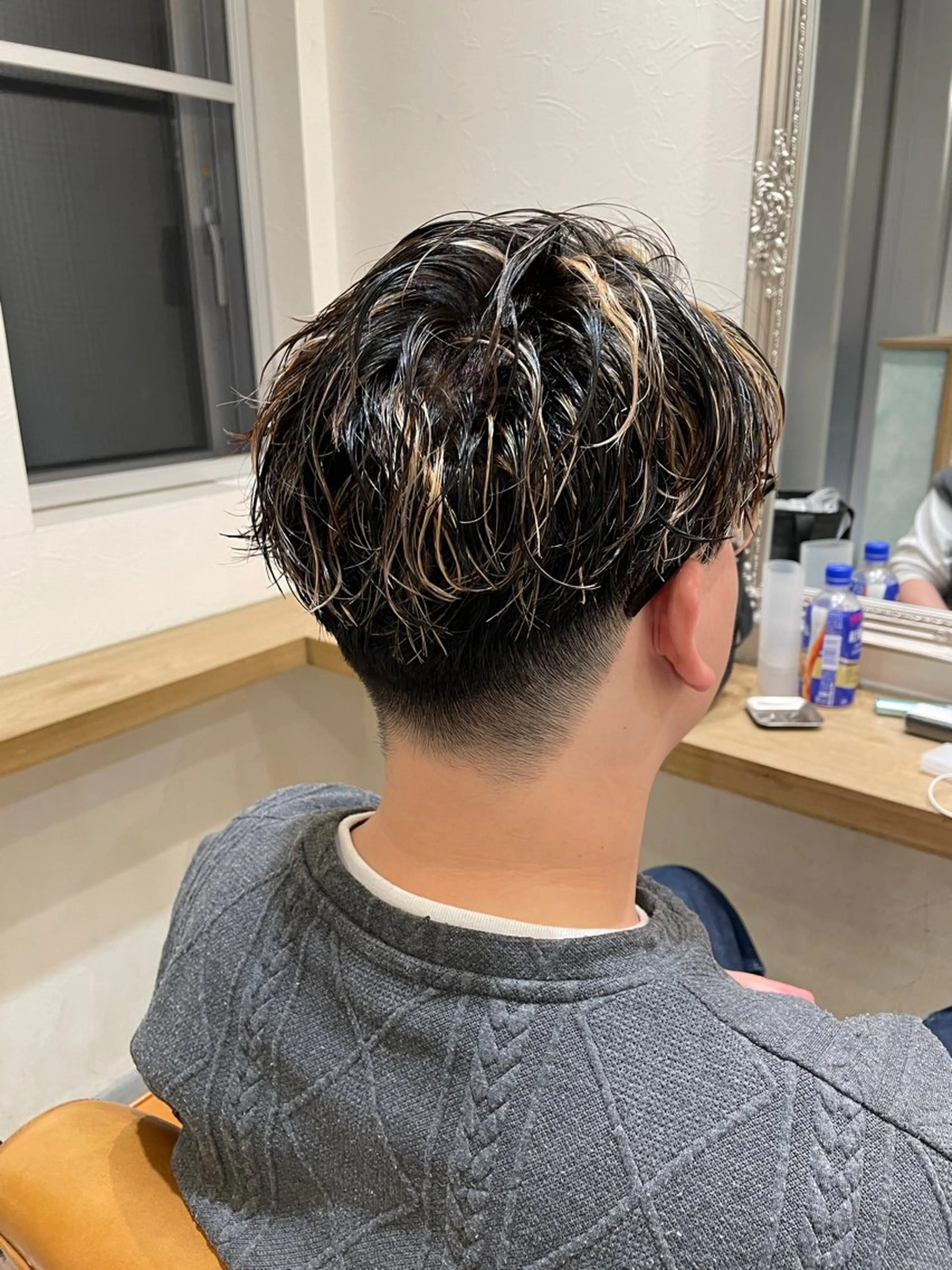 カラー パーマ メンズ フェザーパーマ メンズハイライト メンズパーマ ハイライトカラー 隅田 早翔のヘアスタイル