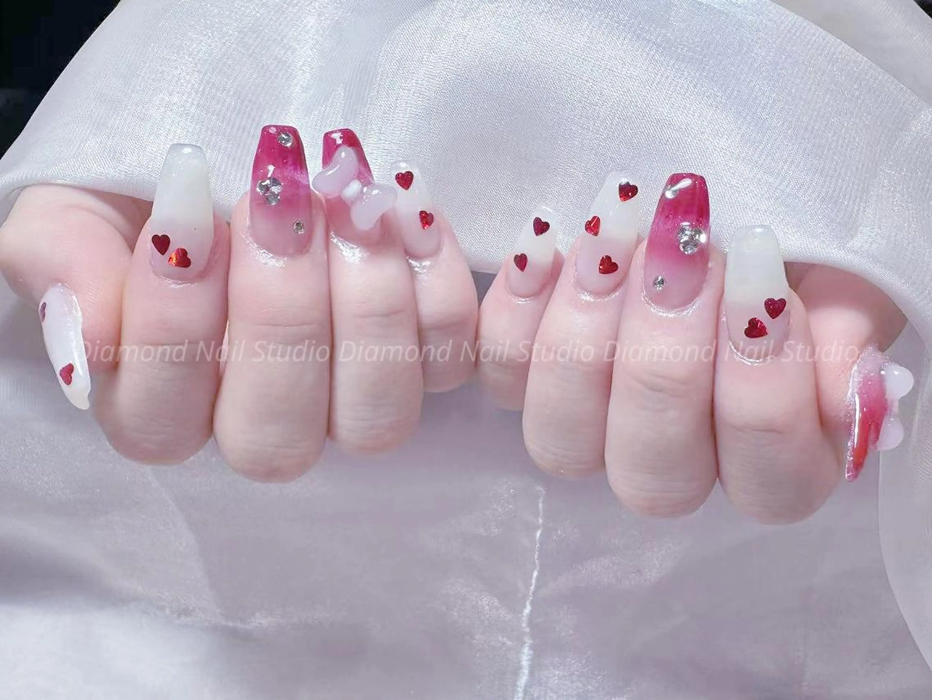 ネイル アートネイル オーロラネイル ガーリー キラキラネイル 韓国ネイル ハンドネイル ハンドケア Plenty 🚢のネイルデザイン