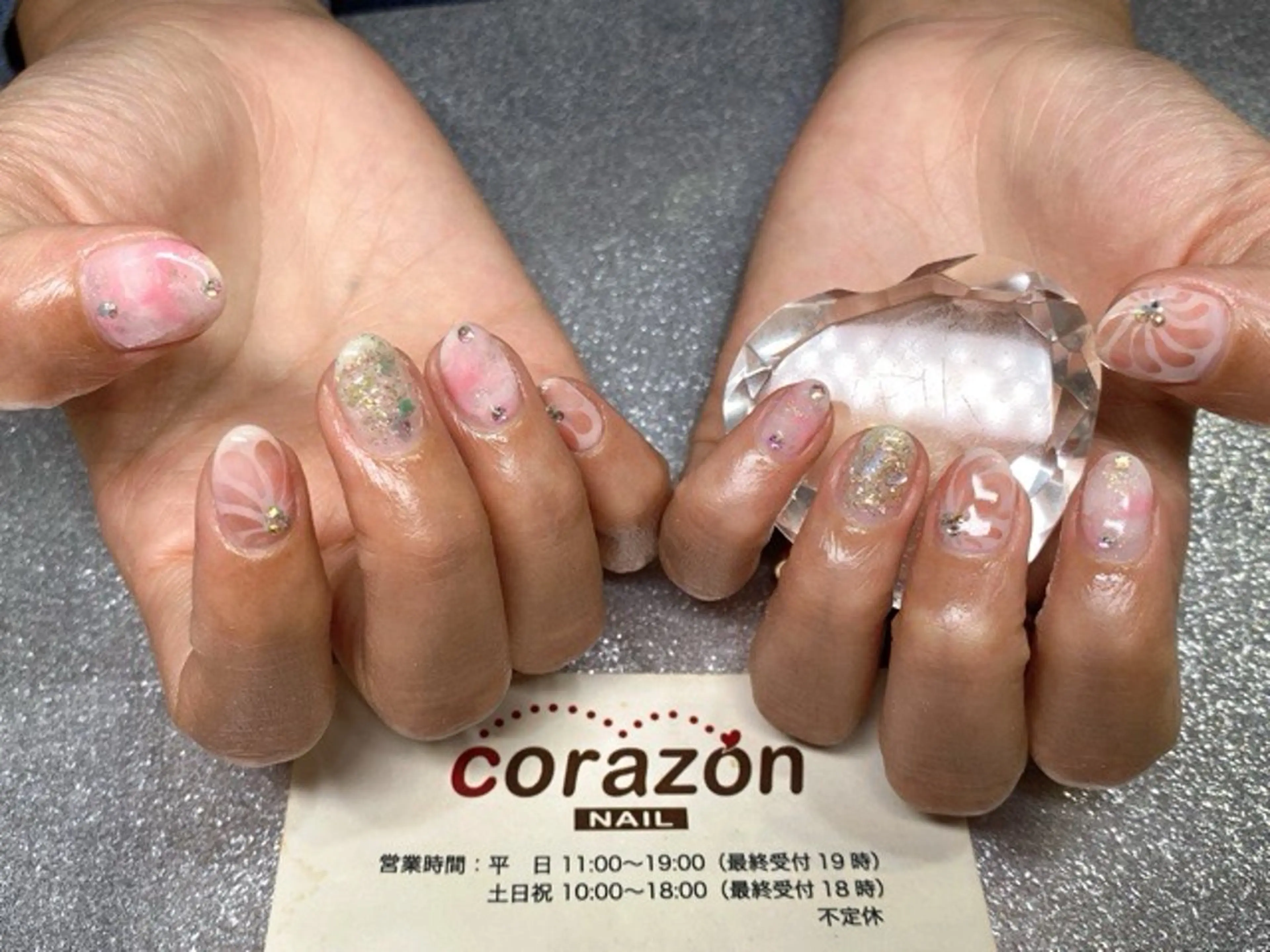 ネイル フラワーネイル ゴールド グラデーション ラメ(グリッター) ニュアンスネイル corazon所属・ネイリスト aicoのネイルデザイン