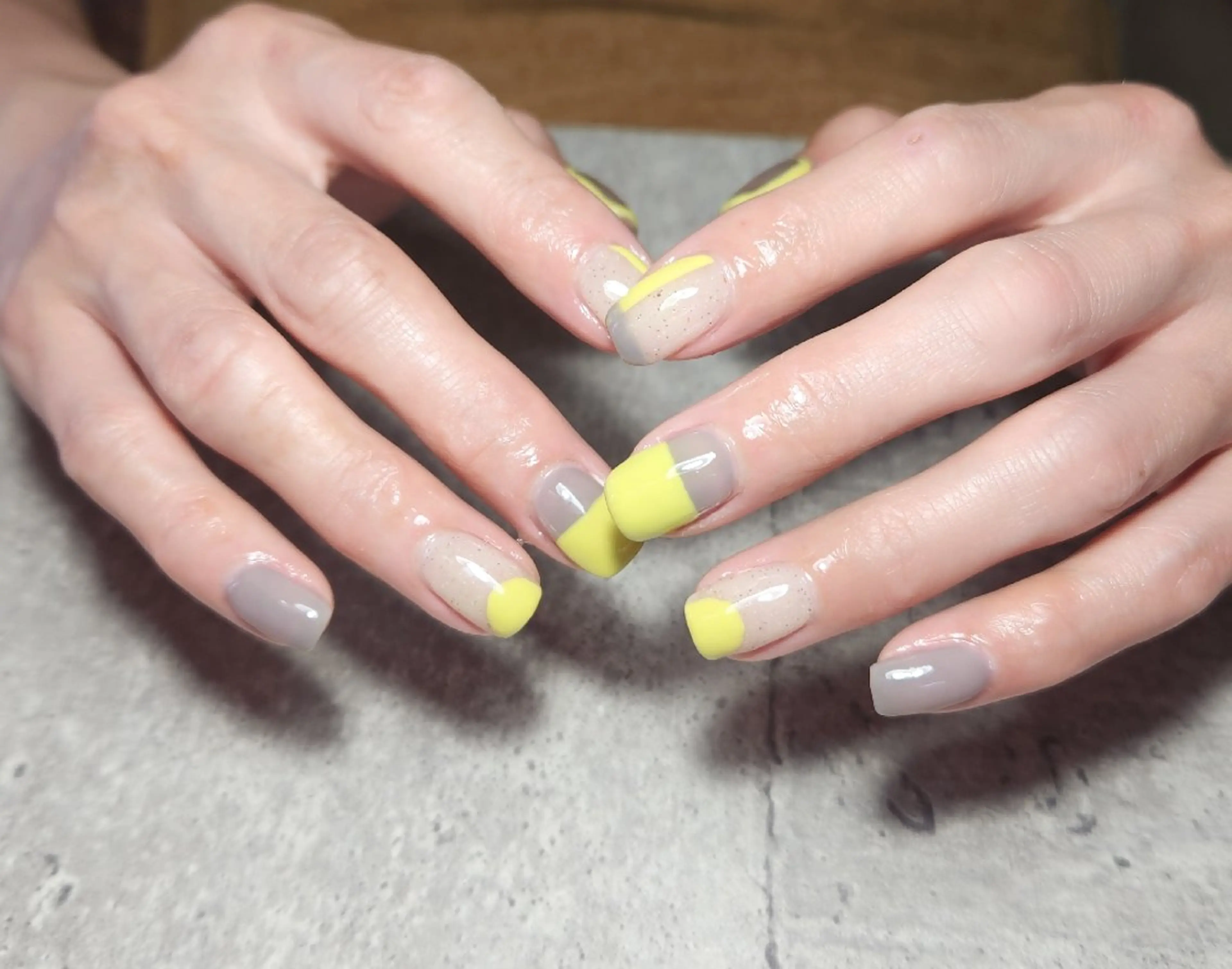 ネイル ミラーネイル ニュアンスネイル 黄色 ハンドネイル   BENNIEのネイルデザイン