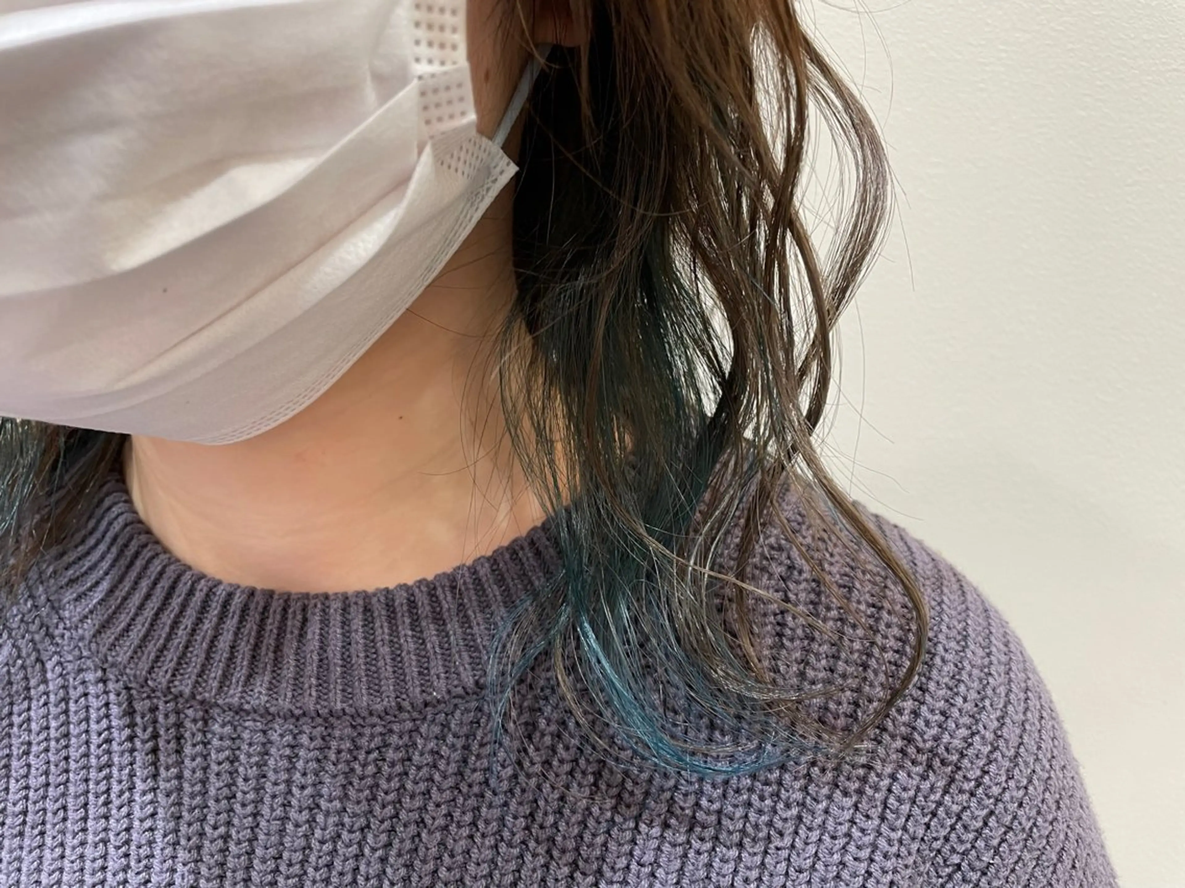 ミディアム カラー ダークグリーン イヤリングカラー ヘアカラー Amour なぐらのヘアスタイル