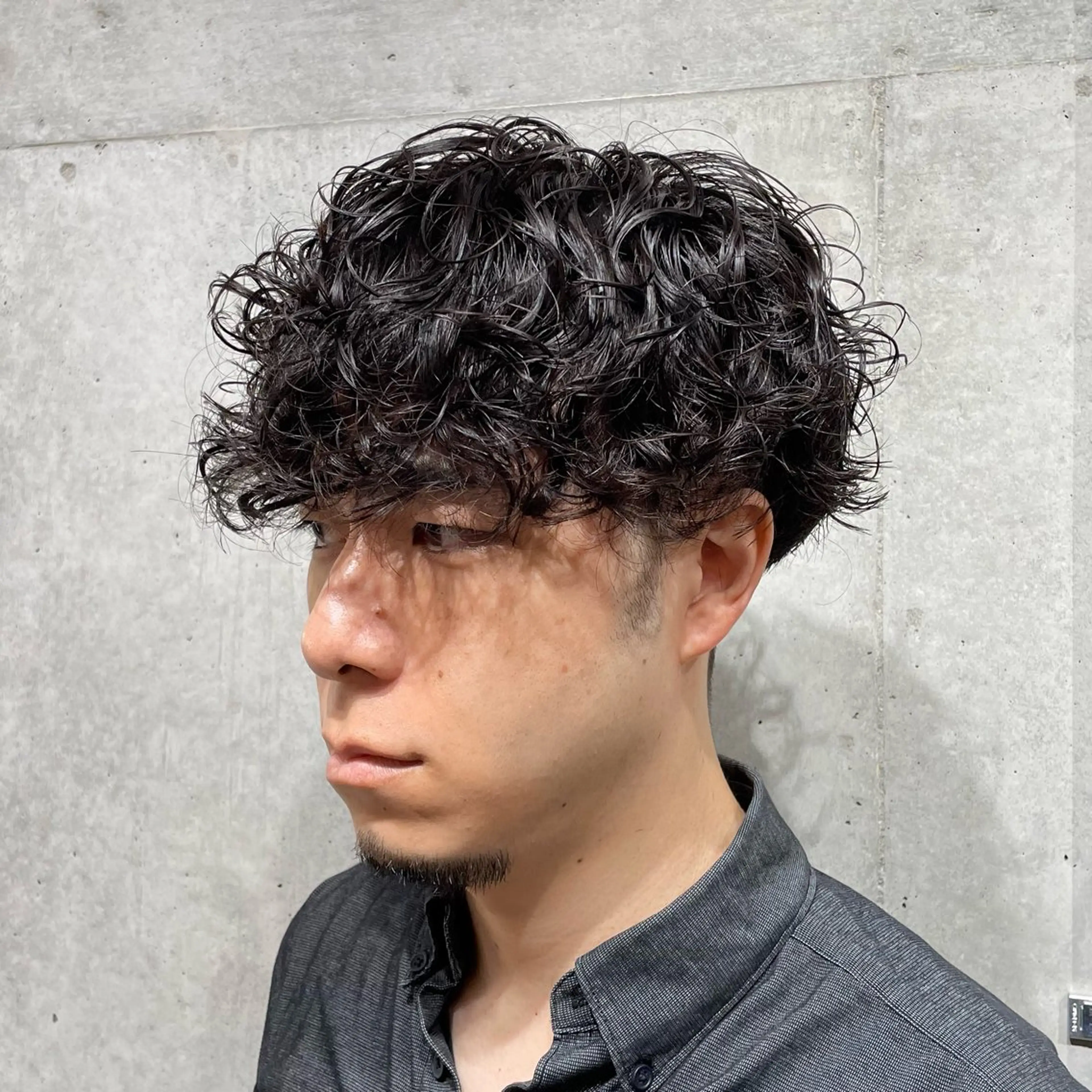 ショート パーマ メンズ センターパート メンズハイライト メンズメッシュ メンズパーマ スパイキーショート 中崎町メンズパーマ/ シャドウ/山下拓実のヘアスタイル