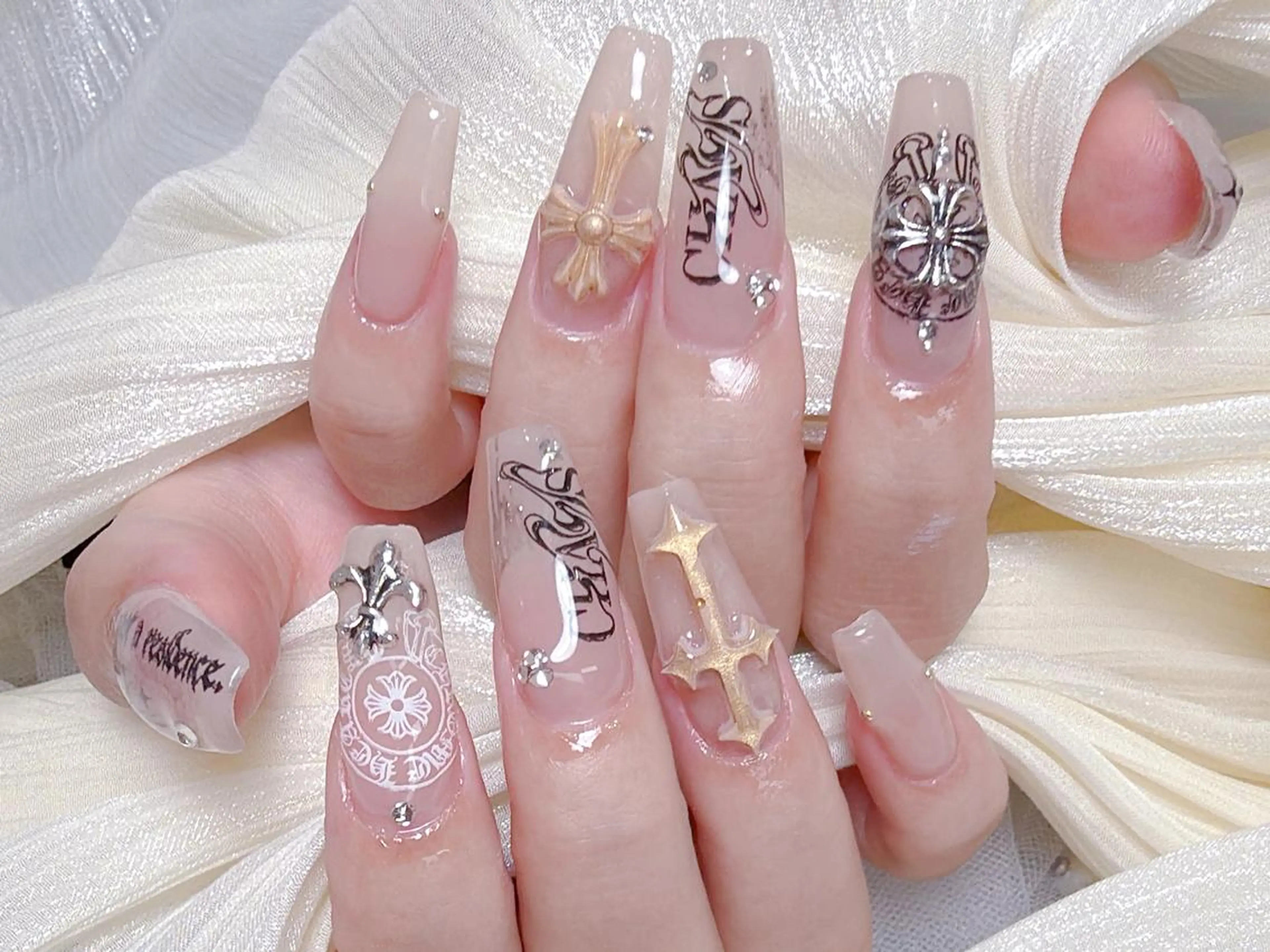 ネイル カジュアル チークネイル フレンチネイル ジェルネイル ガーリー ハンドネイル ハンドケア 🎀も ものネイルデザイン