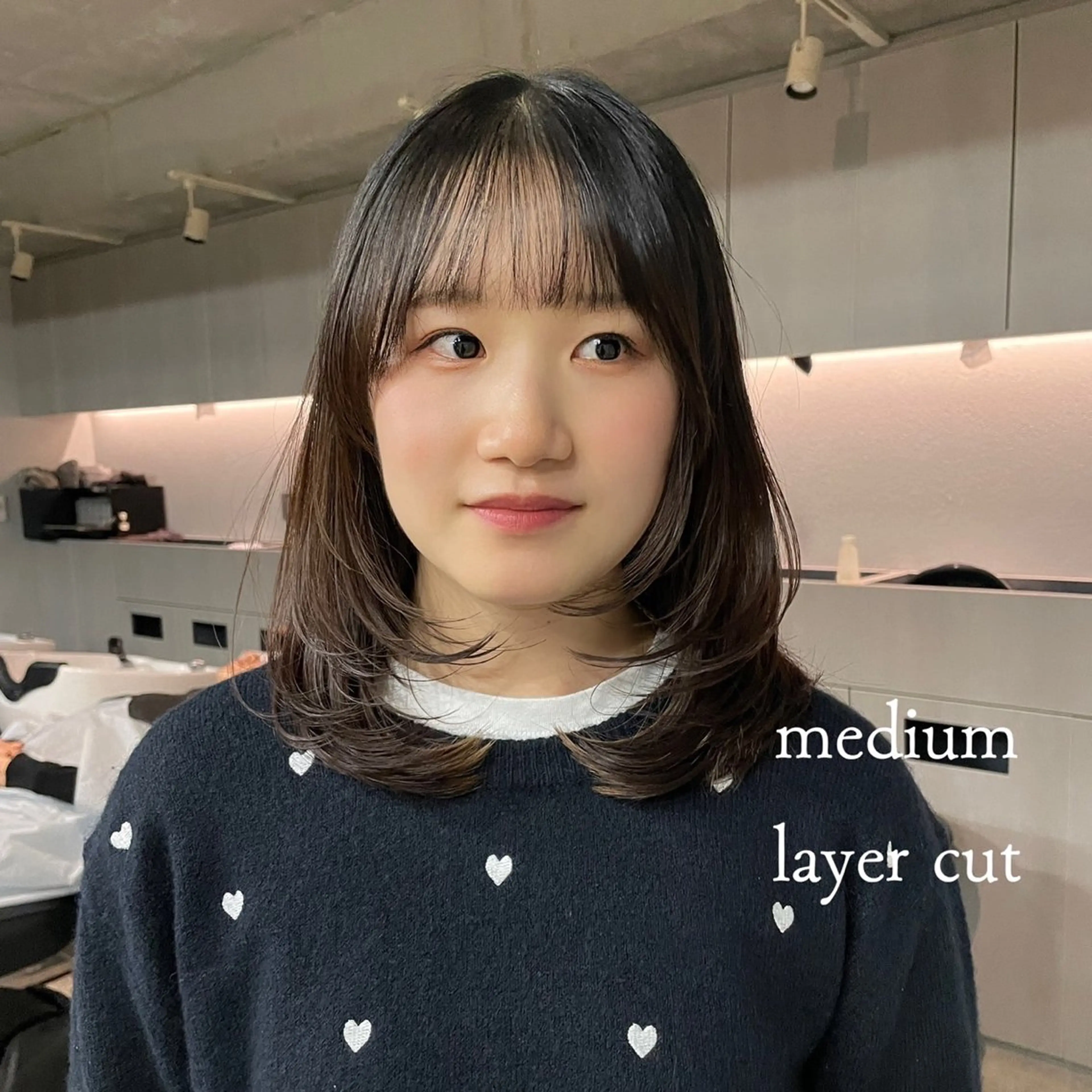 ミディアム カラー 曲がる縮毛矯正 センターパートのヘアスタイル