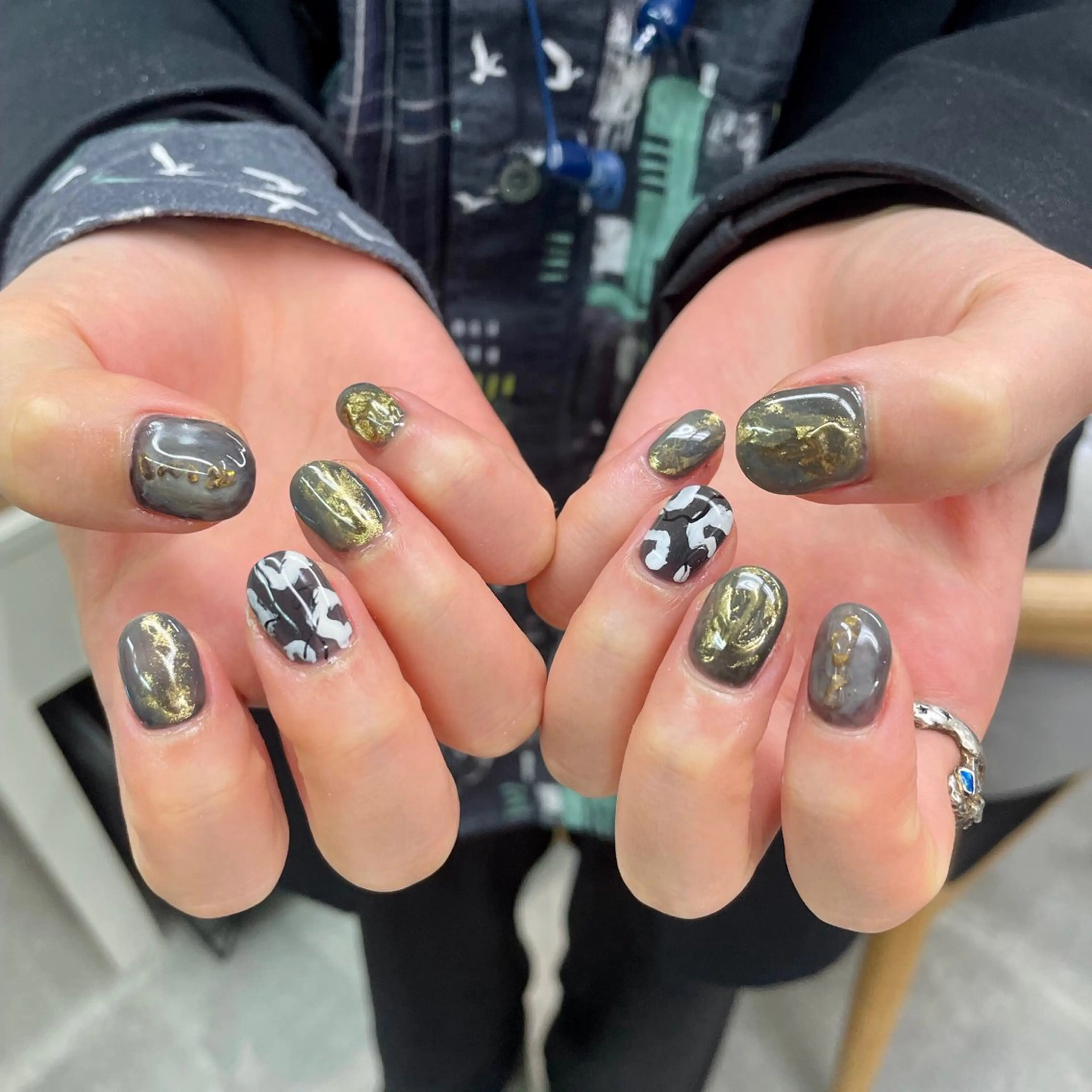 ネイル アートネイル べっ甲ネイル ジェルネイル グリーン キラキラネイル nailstudio eviz新宿店のネイルデザイン