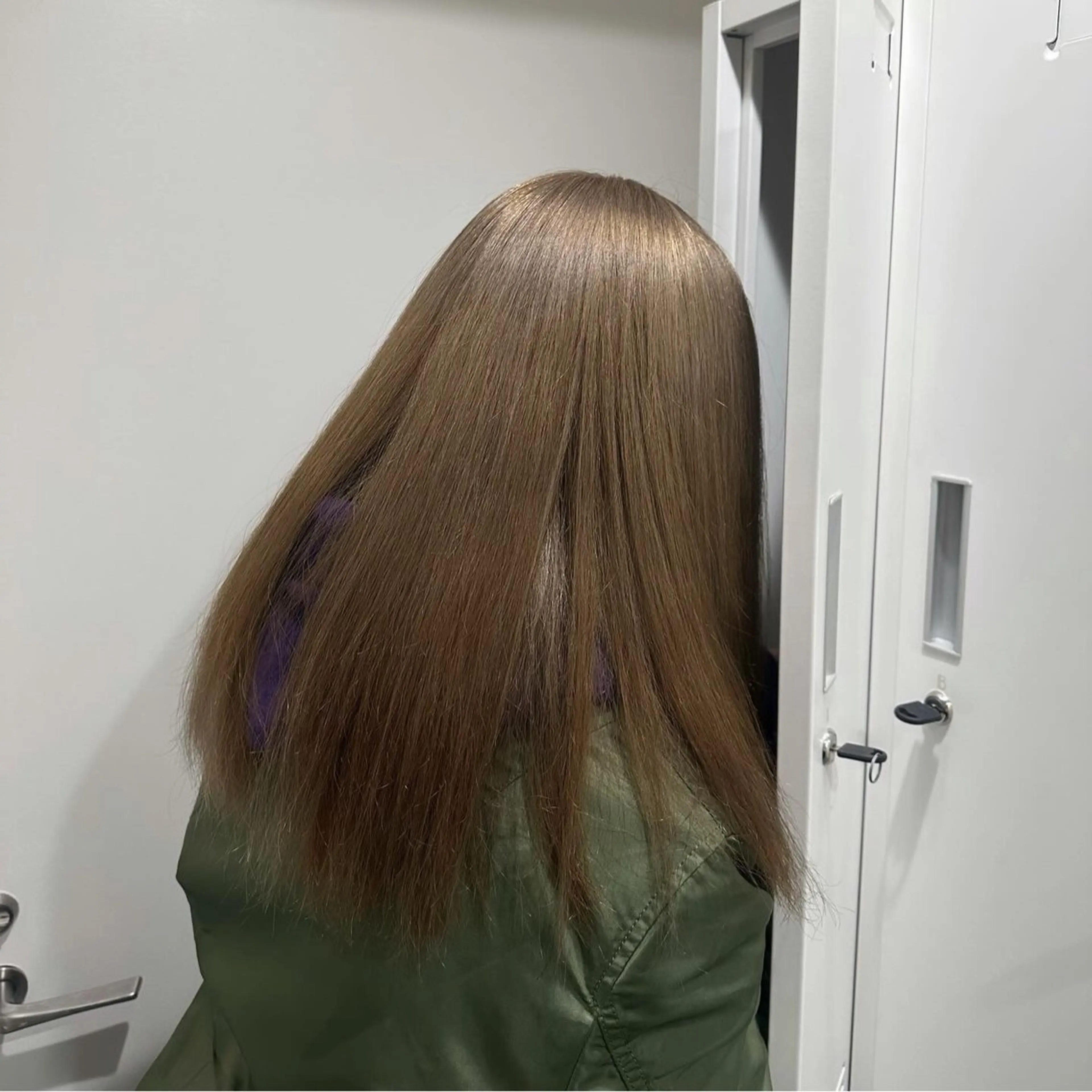 セミロング カラー ベージュカラー ブリーチ ミルクティーベージュ ヘアカラー s u z uのヘアスタイル