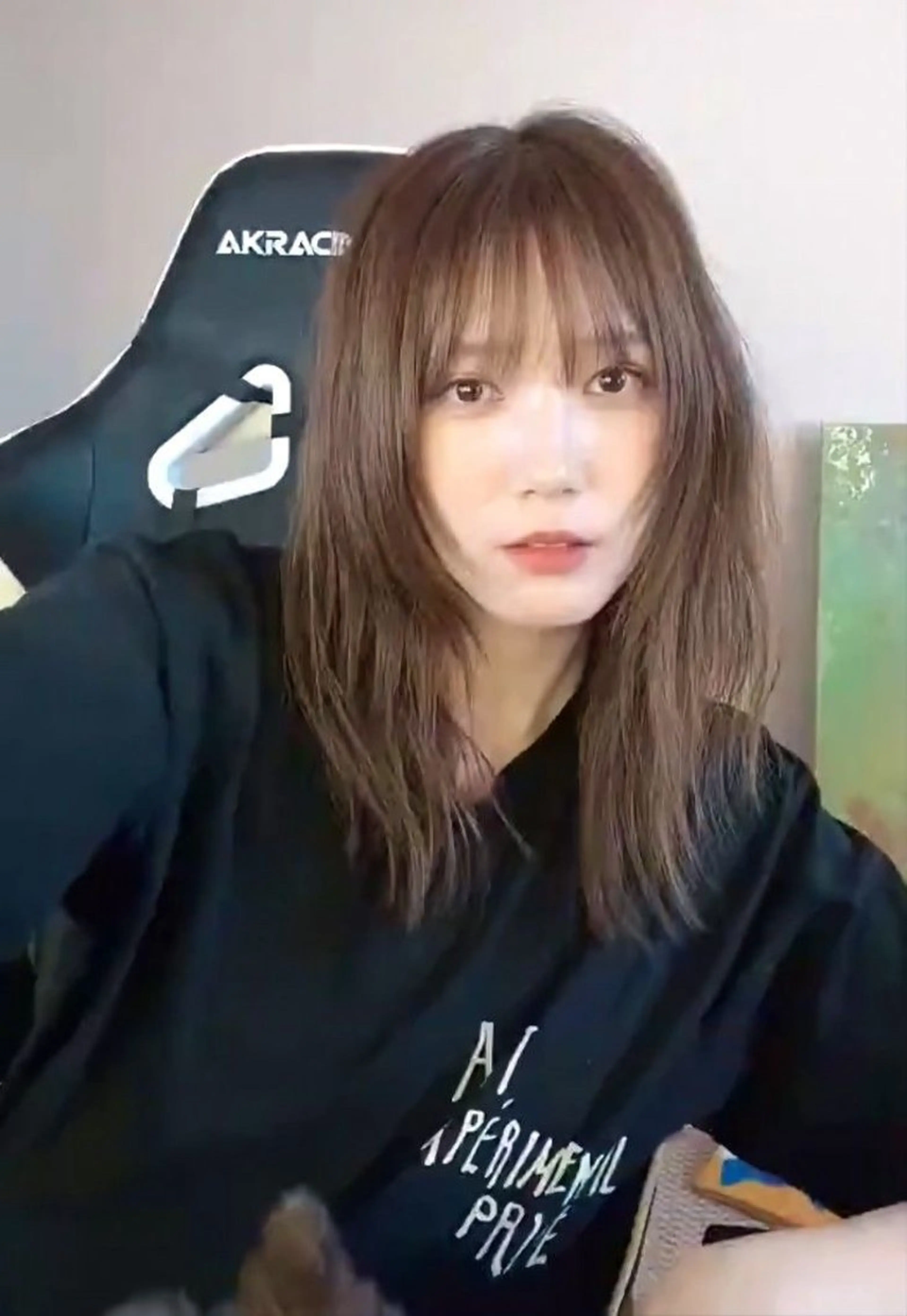 セミロング カラー 曲がる縮毛矯正 センターパートのヘアスタイル