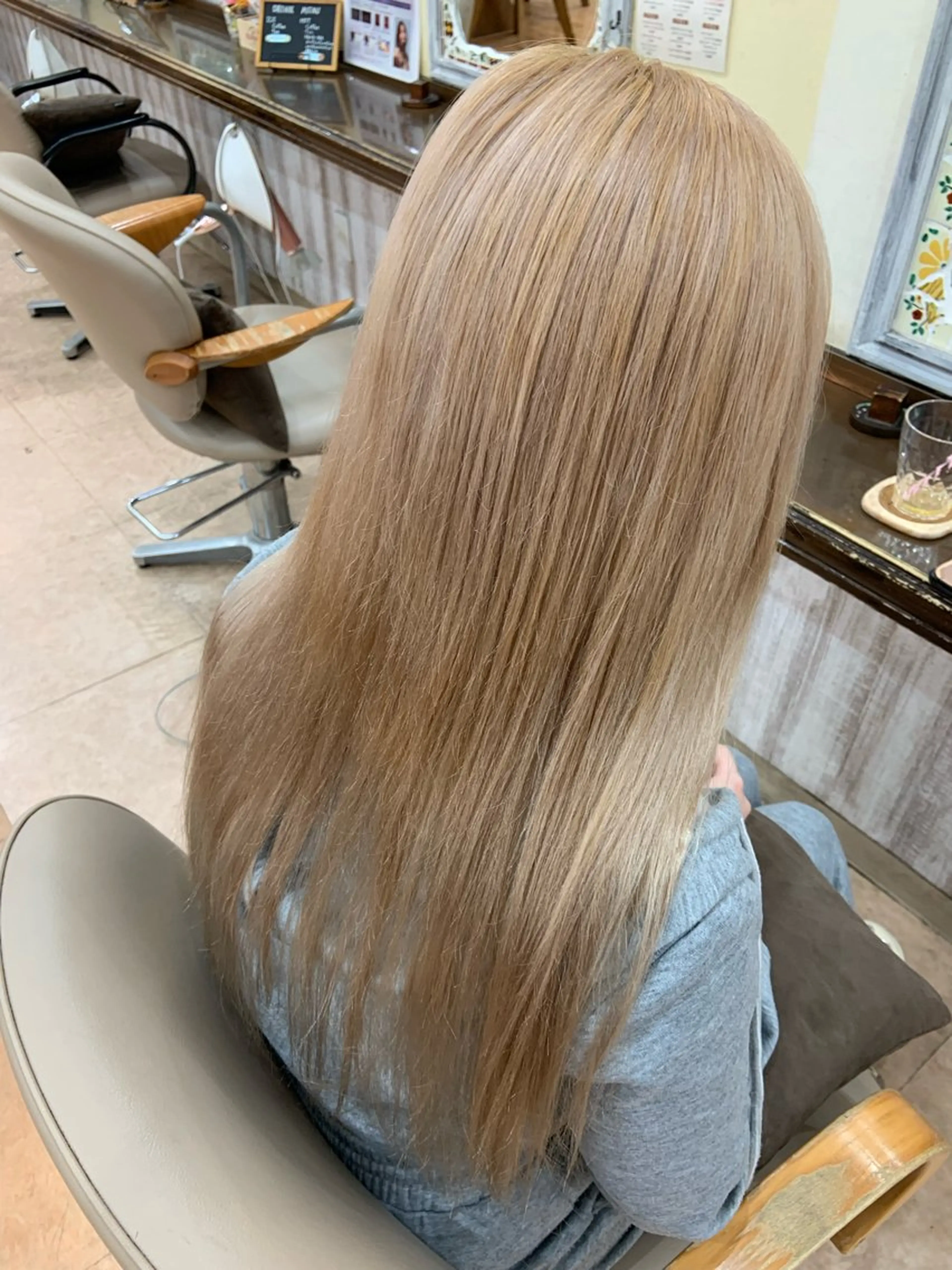 カラー ブリーチ ブロンド 石井 智美のヘアスタイル