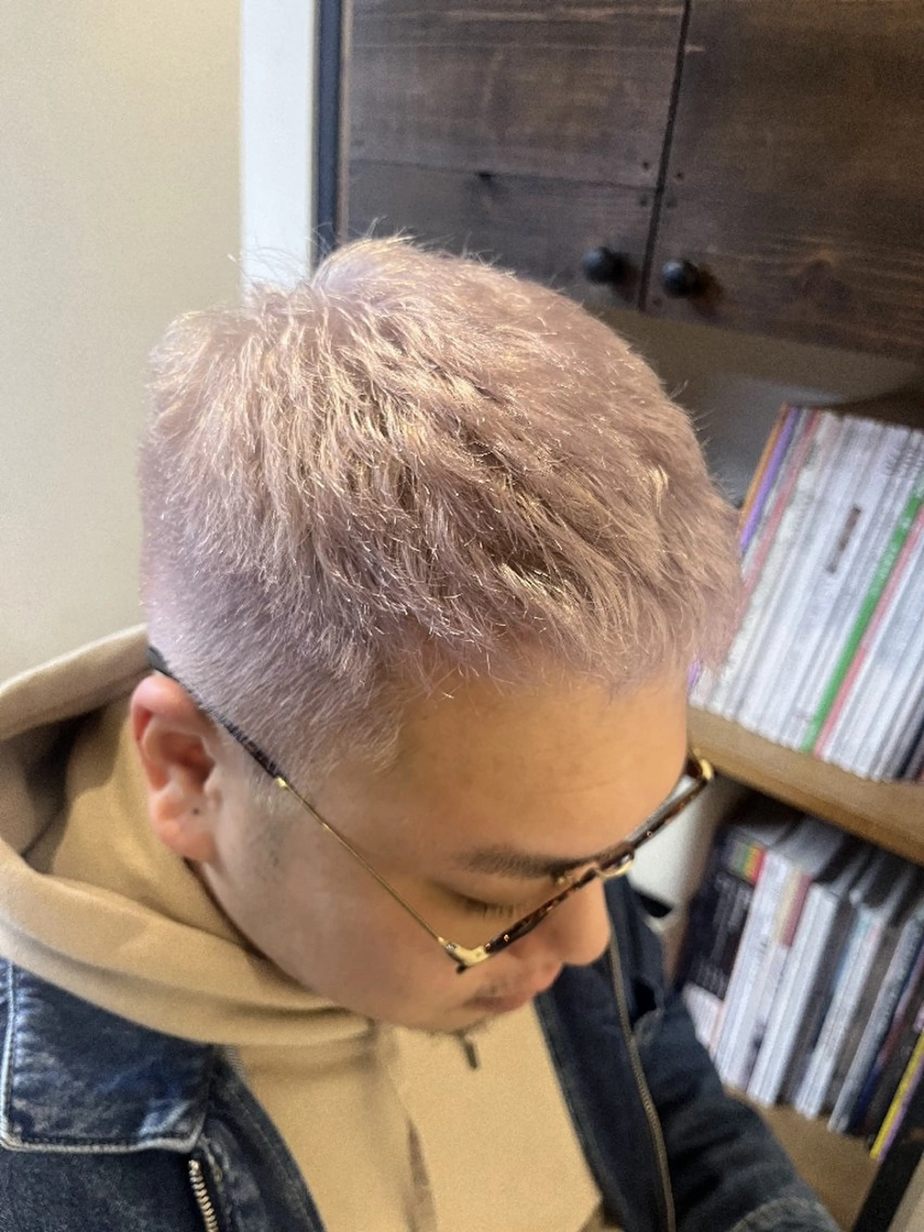 ショート メンズ カラー メンズブリーチ ブリーチ パープルカラー カット ヘアカラー カッコいい扱い易い 似合う。お任せ下さいのヘアスタイル