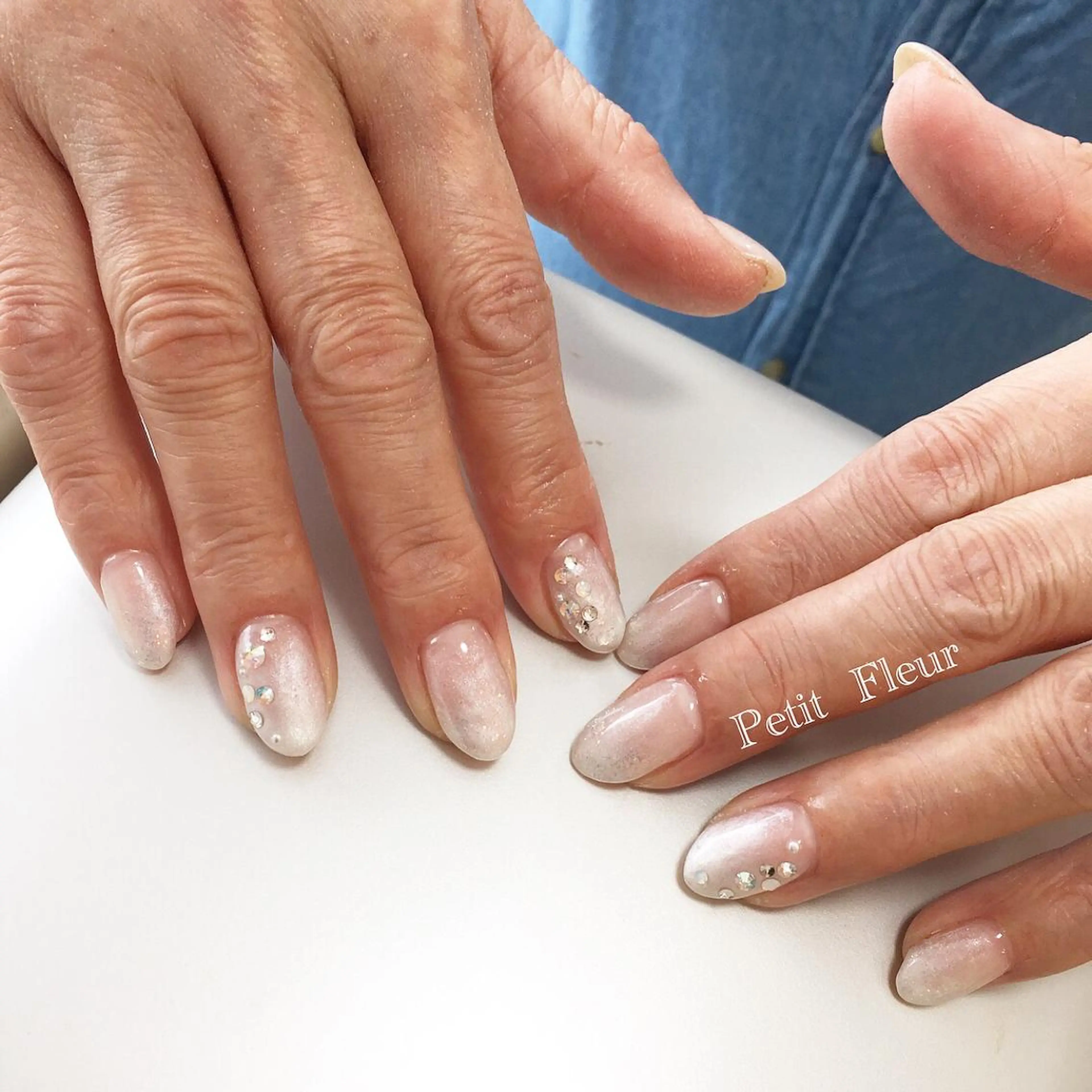 ネイル グラデーション ホワイト 冬ネイル Petit Fleur所属・青柳 亜梨奈のマツエク・マツパデザイン