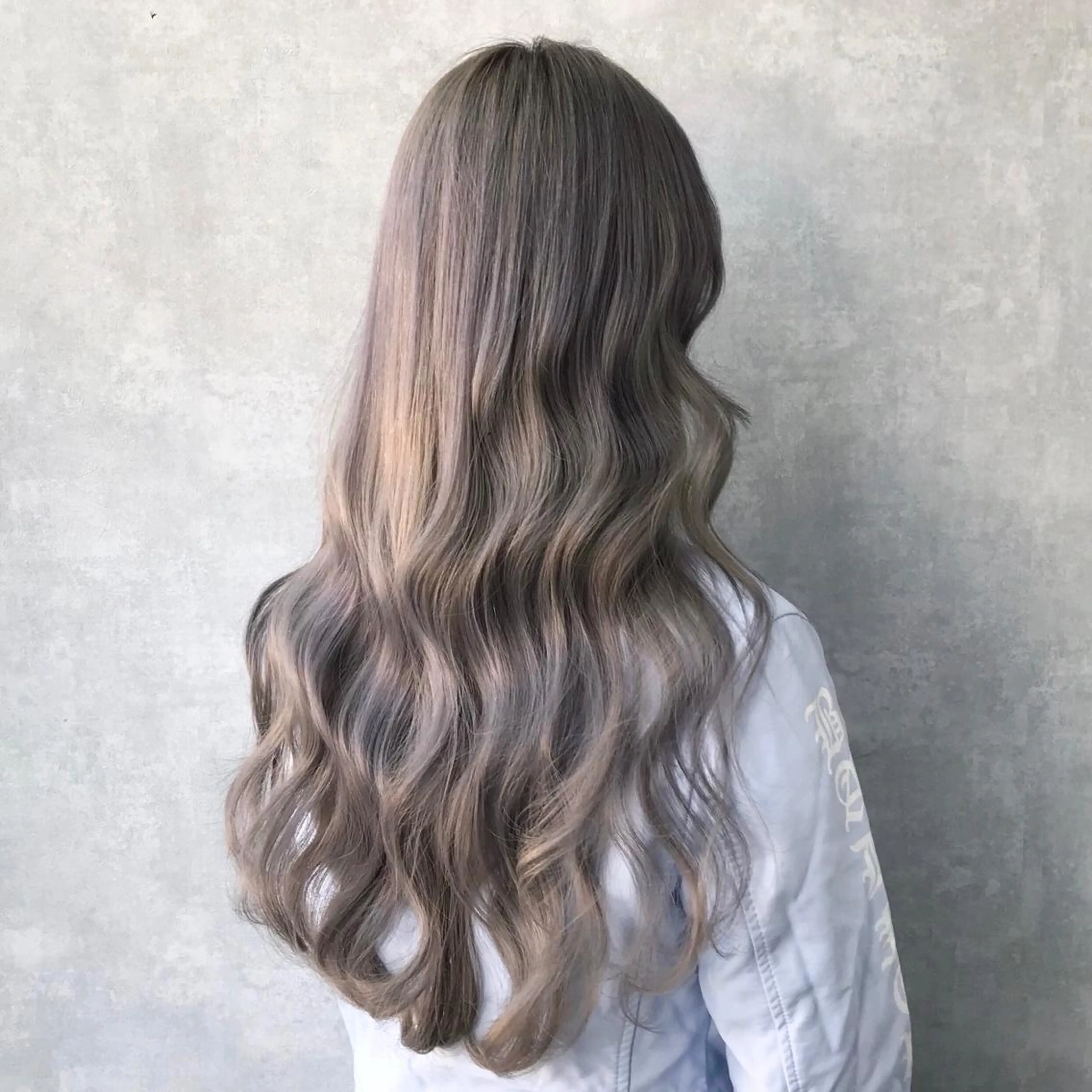 ロング カラー アッシュ ブリーチ ホワイトアッシュ ヨシンモリ ムルギョル巻き K-POP好き美容師 🇰🇷Kai.Yのヘアスタイル