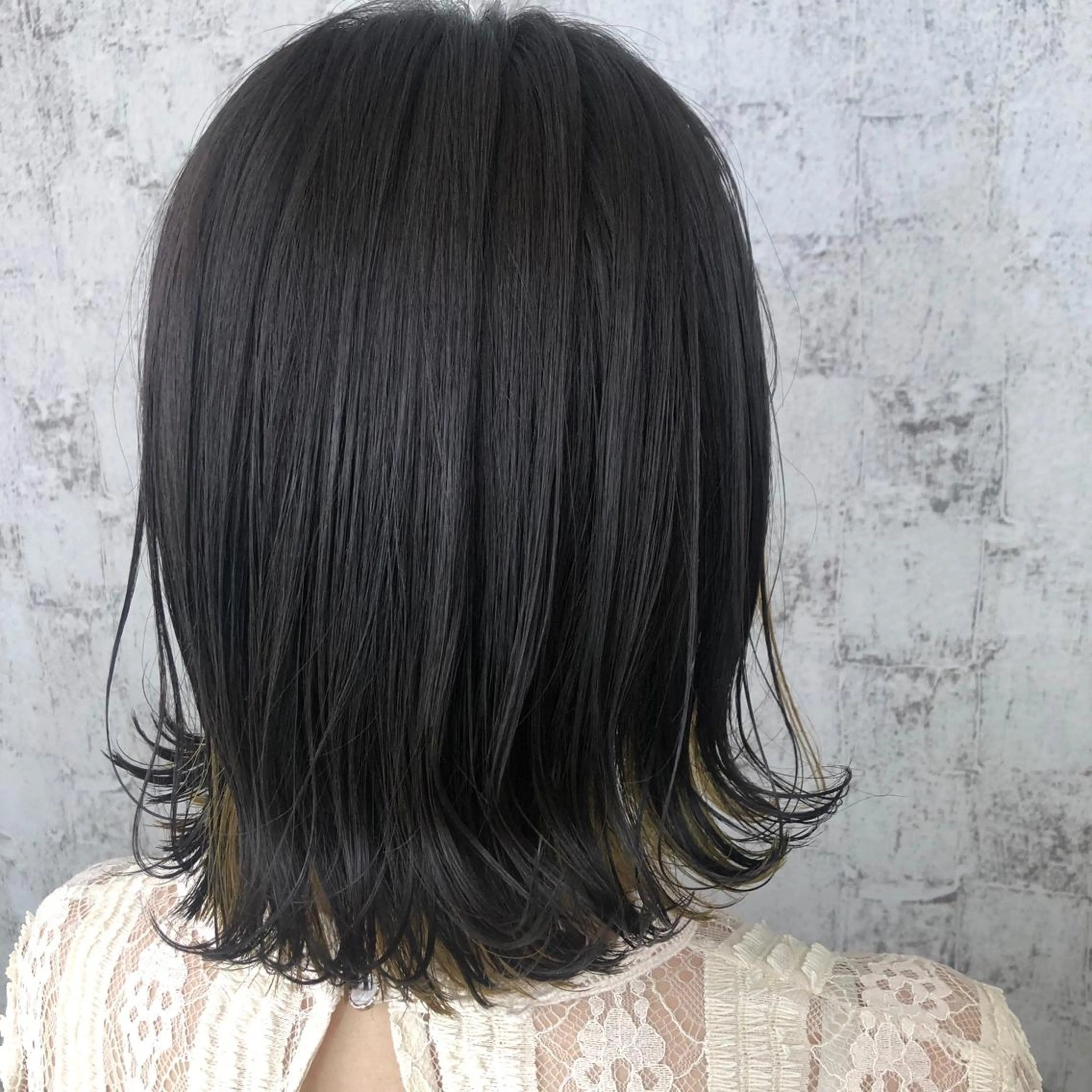 ミディアム カラー デザインカラー インナーカラー イエローカラー 小顔レイヤー/ ベージュ🤍Rieのヘアスタイル