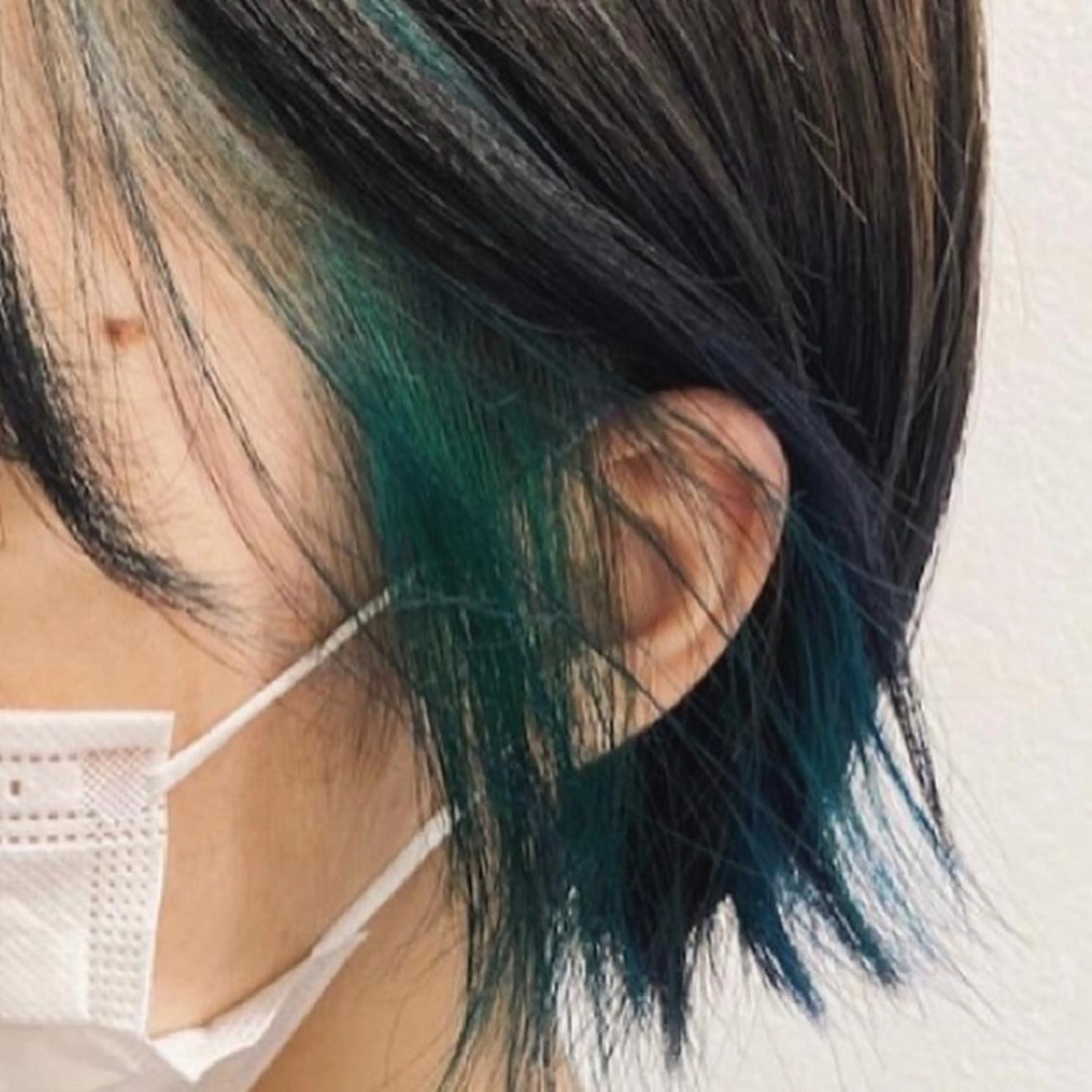 カラー 渡部凌我 小顔ウルフ ハイトーンカラーのヘアスタイル