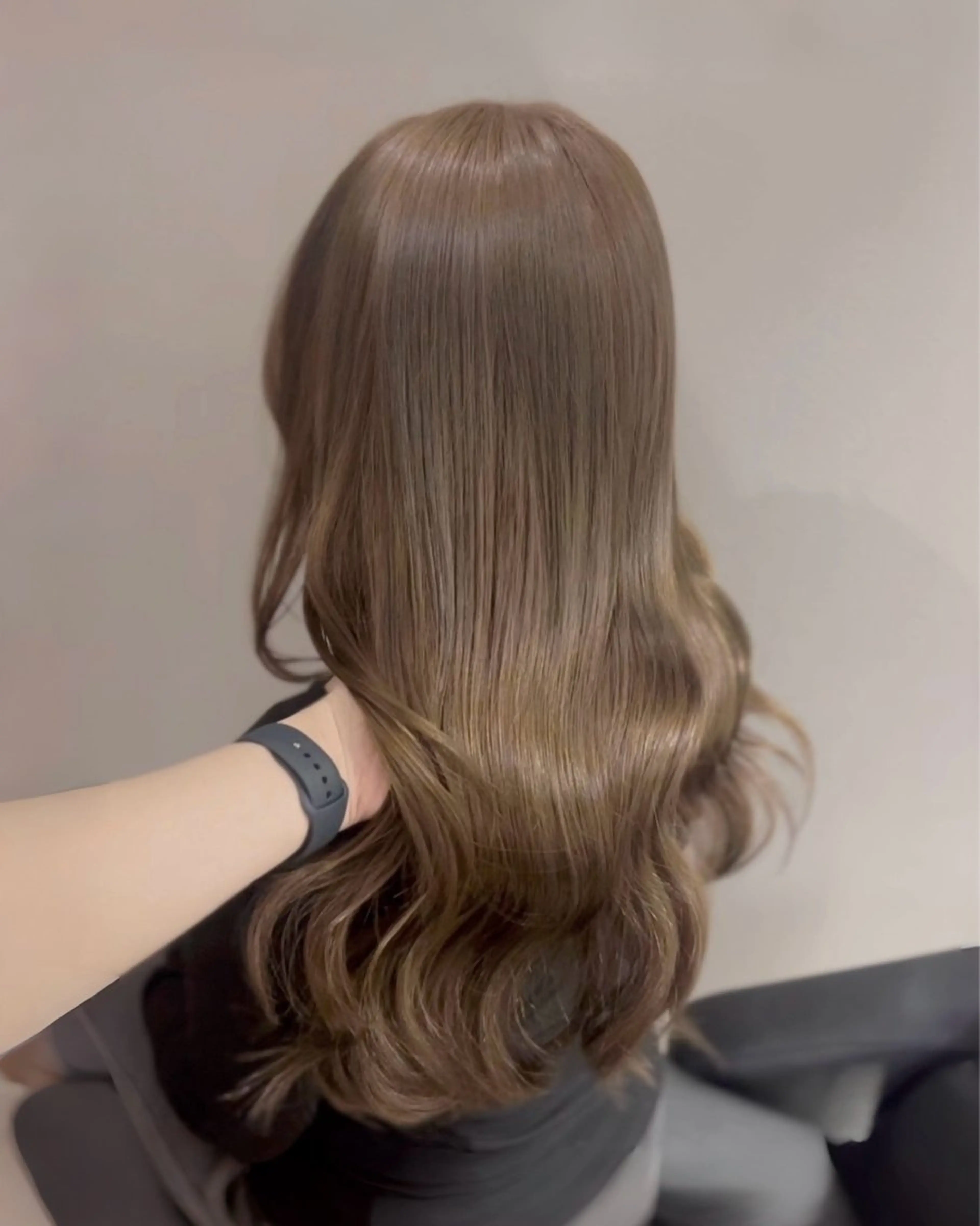 セミロング カラー パーマ アッシュ アッシュグレー アッシュグレージュ ベージュカラー ブリーチ カット ヘアカラー トリートメント akira｜ 透明感ベージュ｜梅田のヘアスタイル