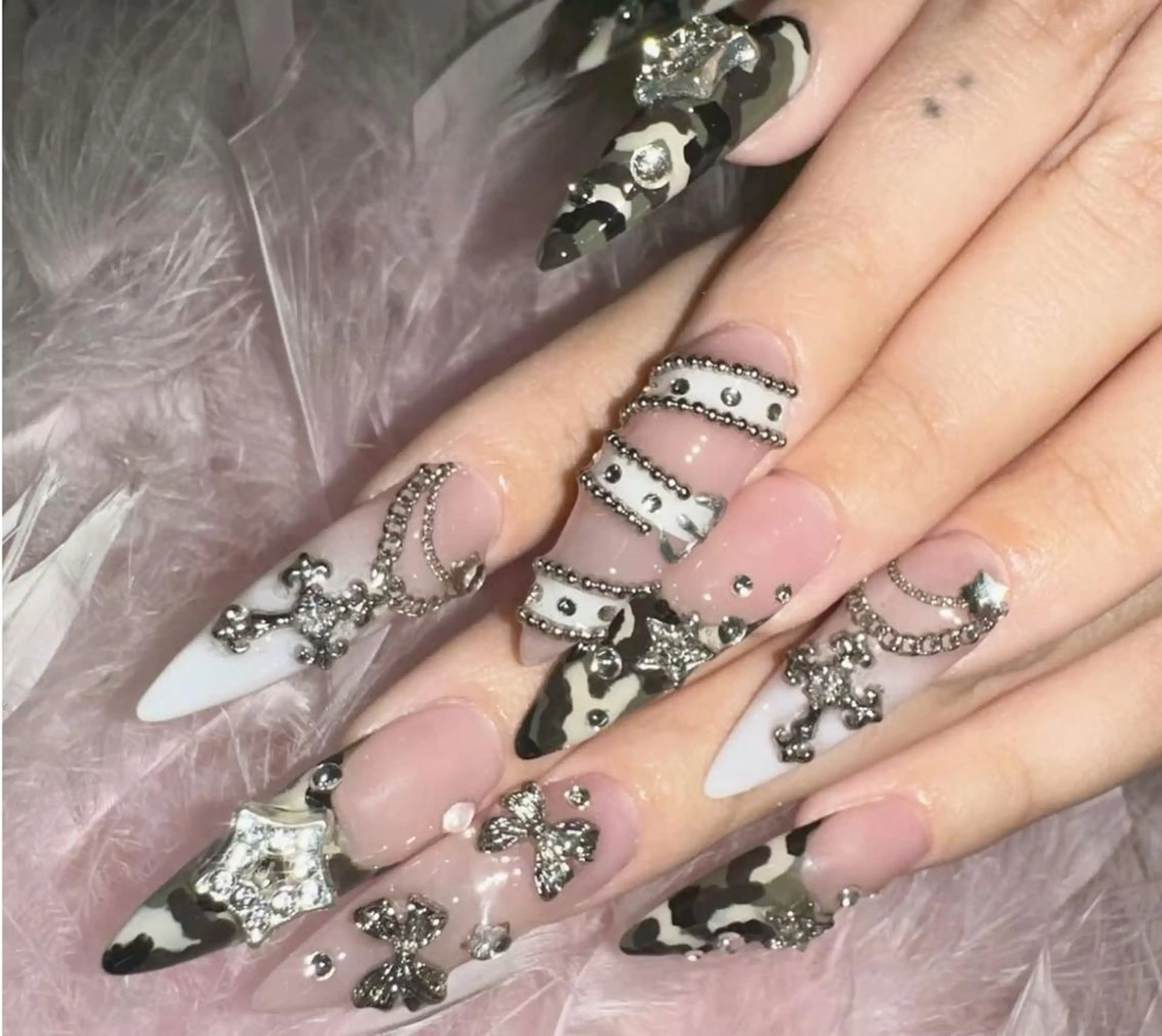 ネイル 長さ出し グラデーション 卒業式 キラキラネイル マグネットネイル ハンドネイル Mio💖Belle Nail Salonのネイルデザイン