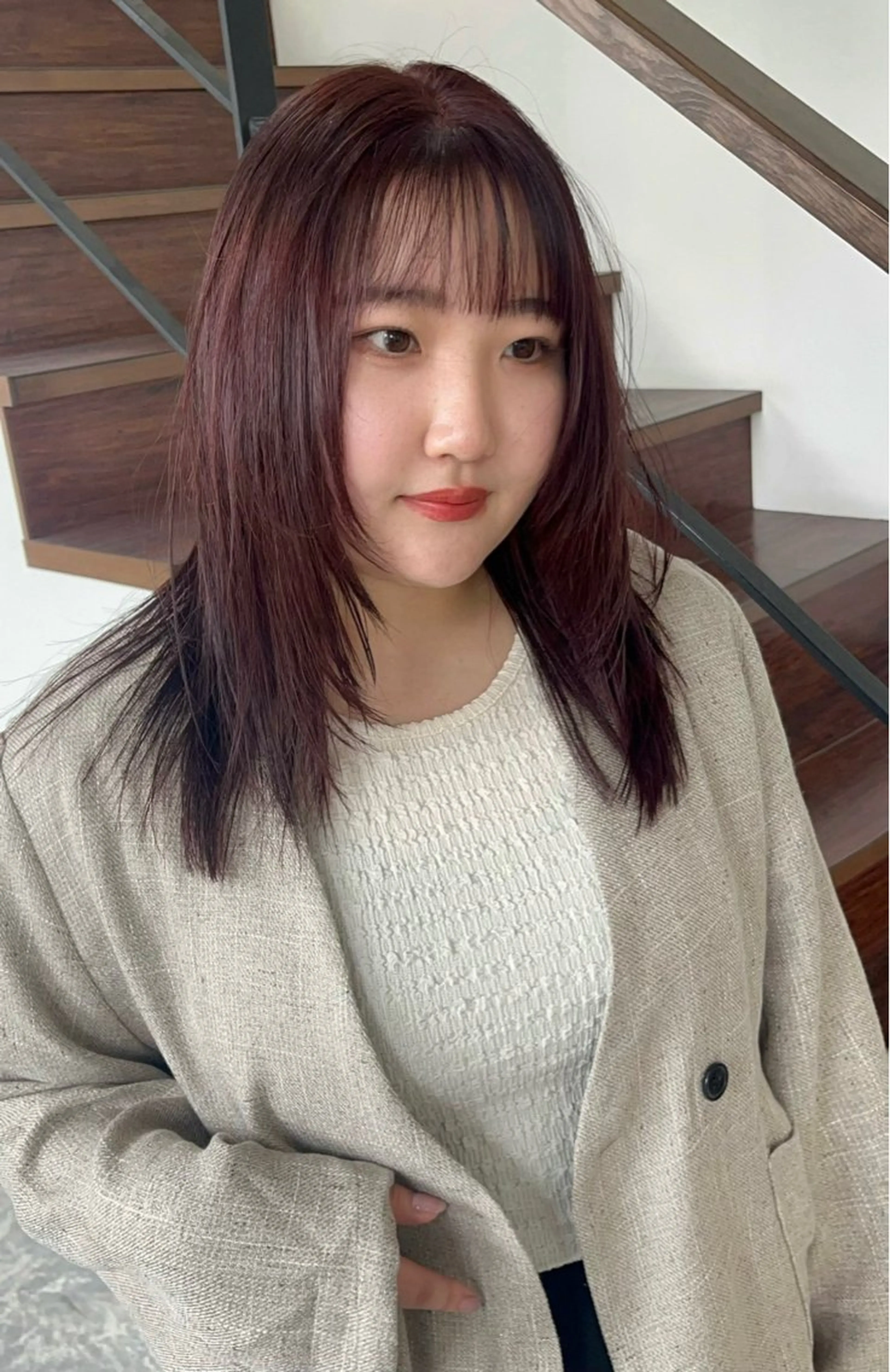 セミロング カラー レッドカラー レイヤーカット イタヤ マイカのヘアスタイル