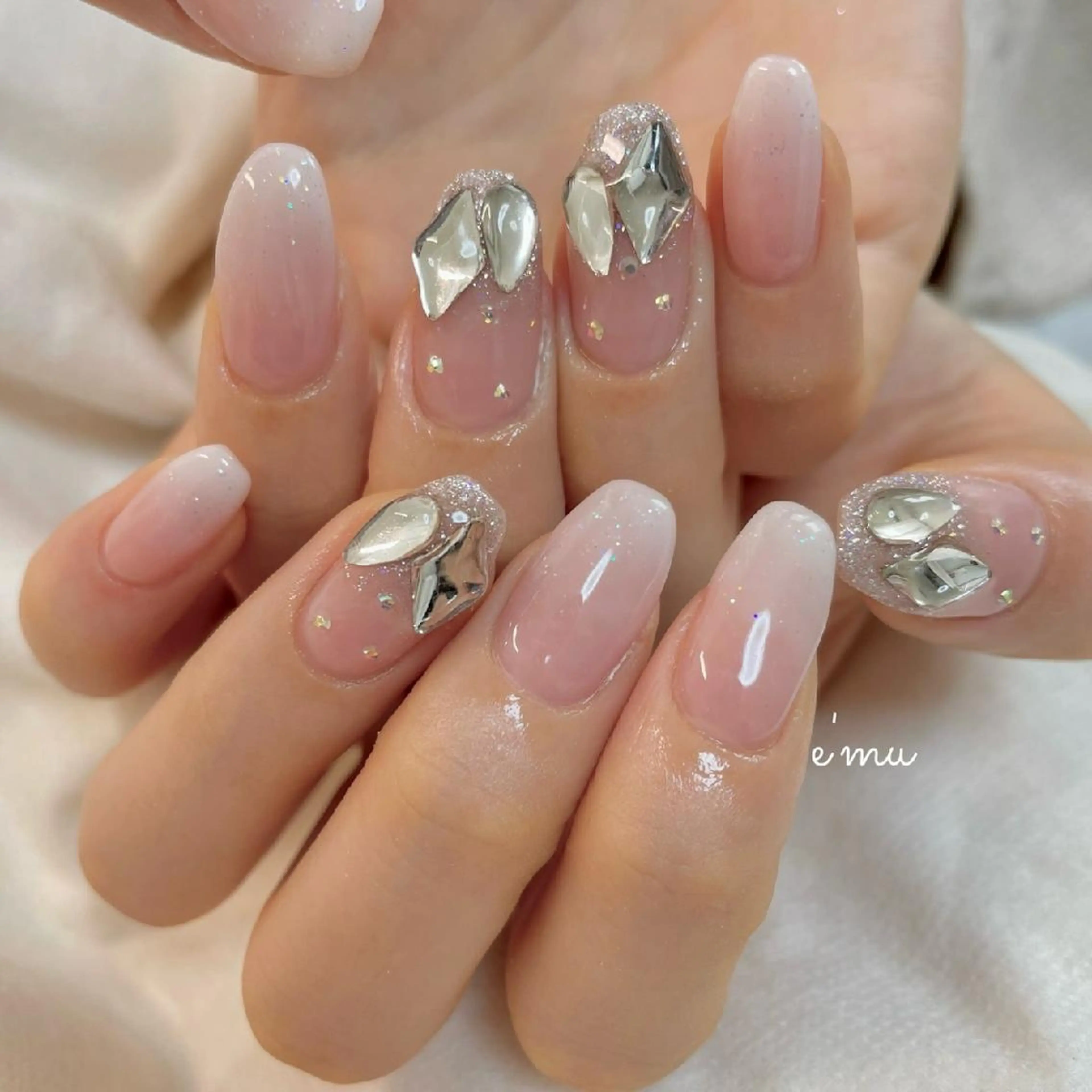 ネイル キラキラネイル 韓国ネイル ホワイト nail salon e'mu💐のネイルデザイン