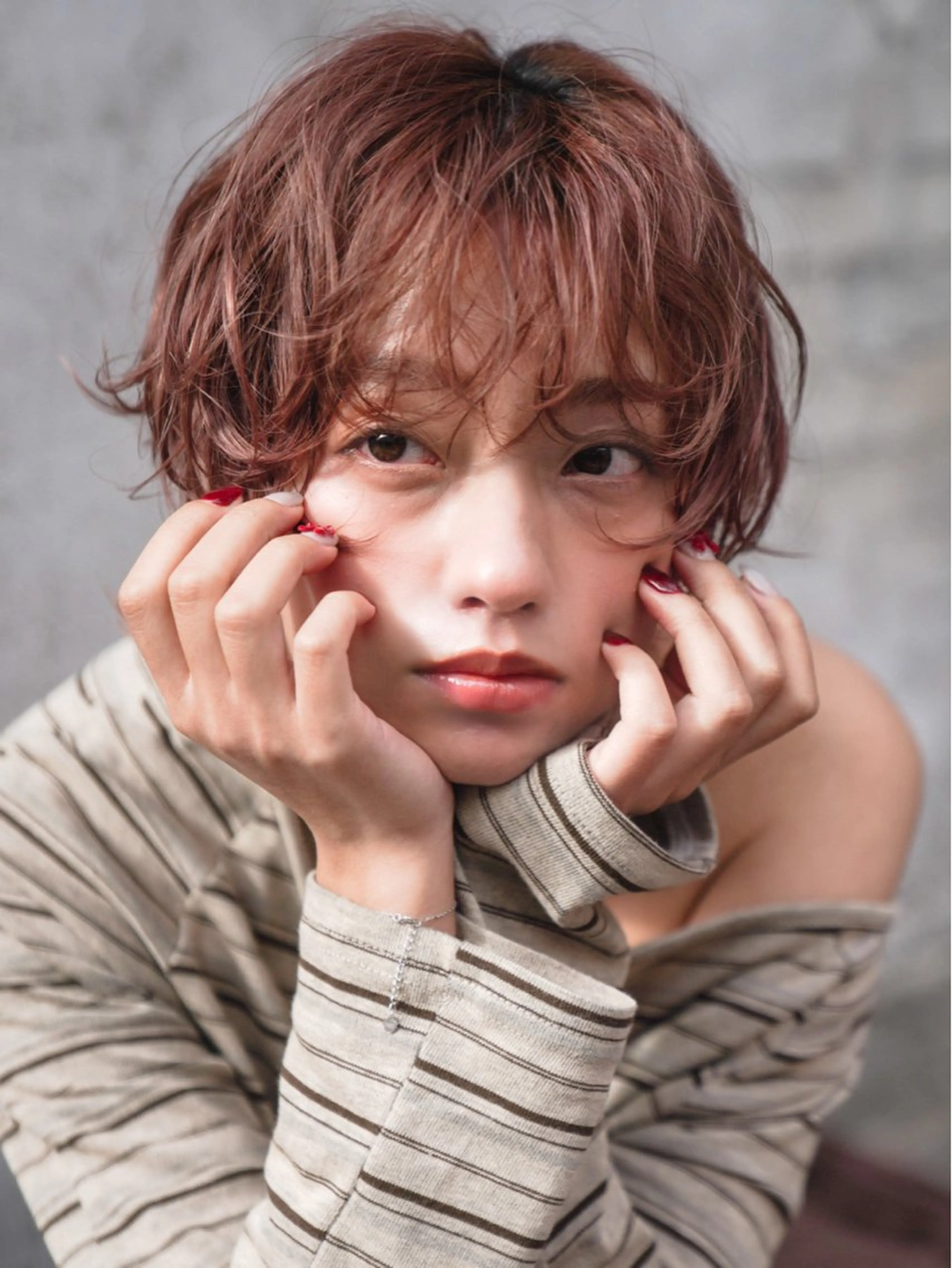 ショート カラー ベージュカラー ブリーチ ショートヘア カット ヘアカラー カライング所属・ズミ/垢抜けレイヤー 🦖透明感カラーのヘアスタイル