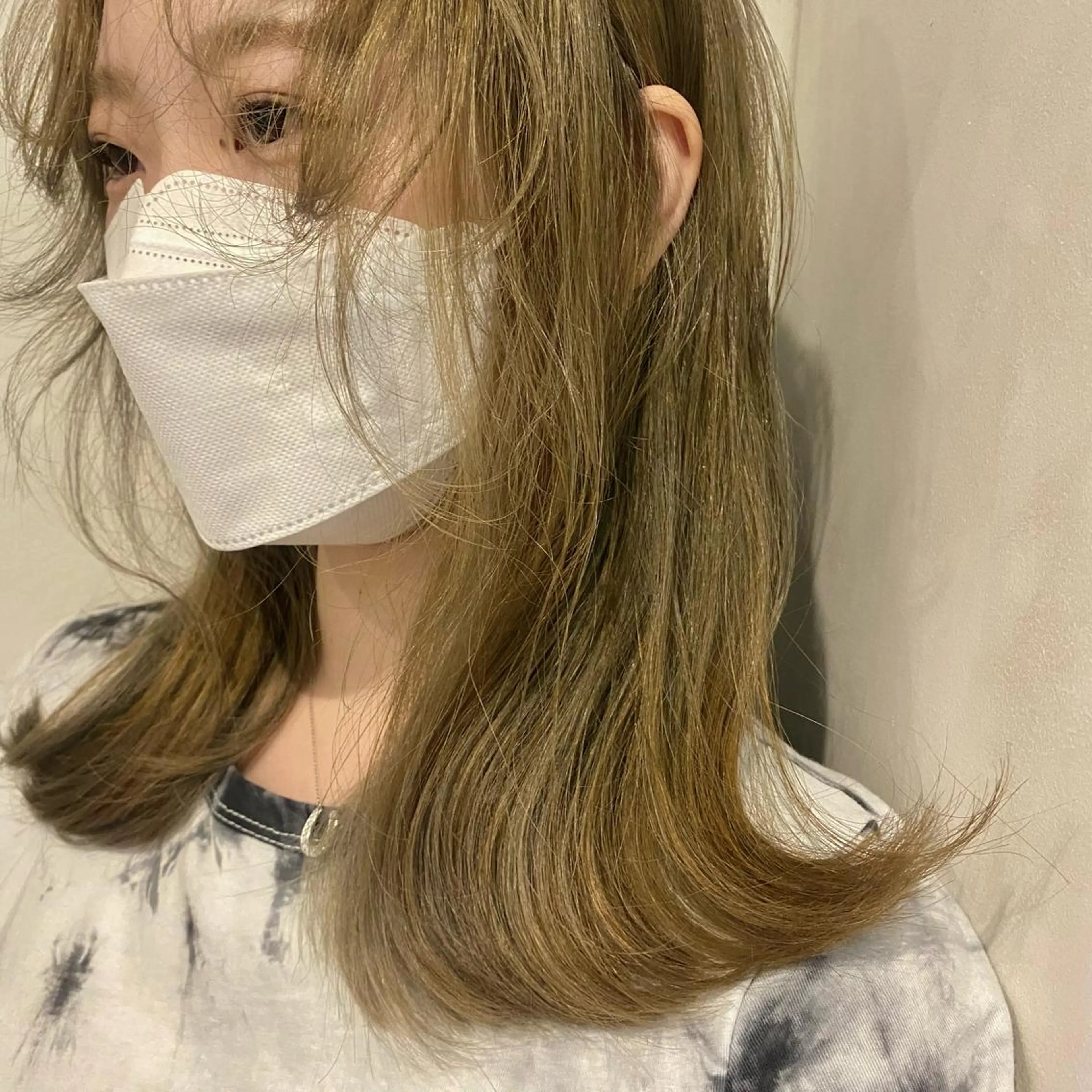 セミロング カラー ベージュカラー ブリーチ オリーブベージュ Yuki☺︎パーマ レイヤーカットのヘアスタイル