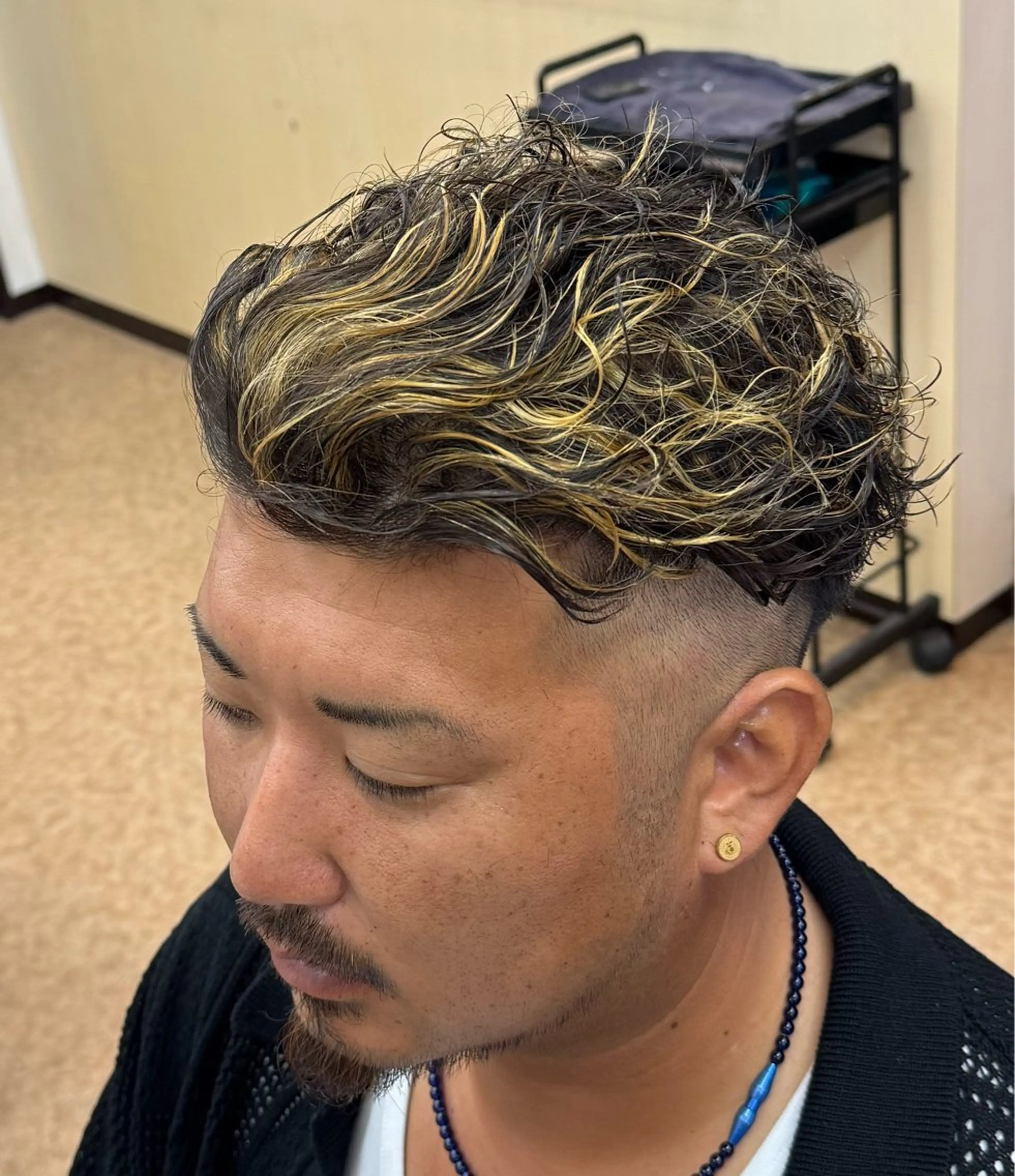 ミディアム メンズ ミディアムパーマ メンズハイライト メンズパーマ ハイライト カット ヘアカラー パーマ 焼津メンズパーマ特化 大石雄生のヘアスタイル