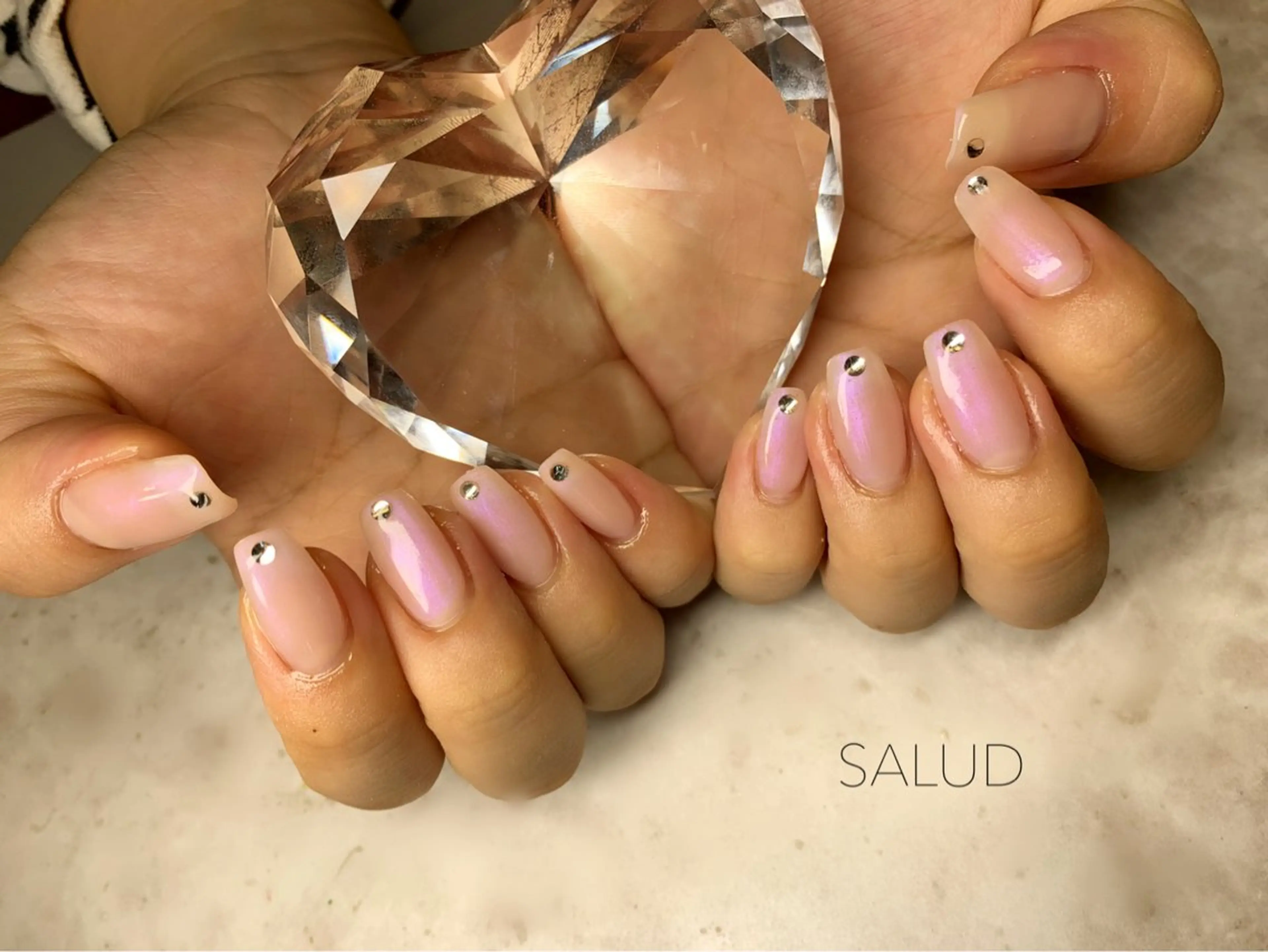 ネイル ストーンネイル ハンドネイル Nail Salon SALUDのネイルデザイン