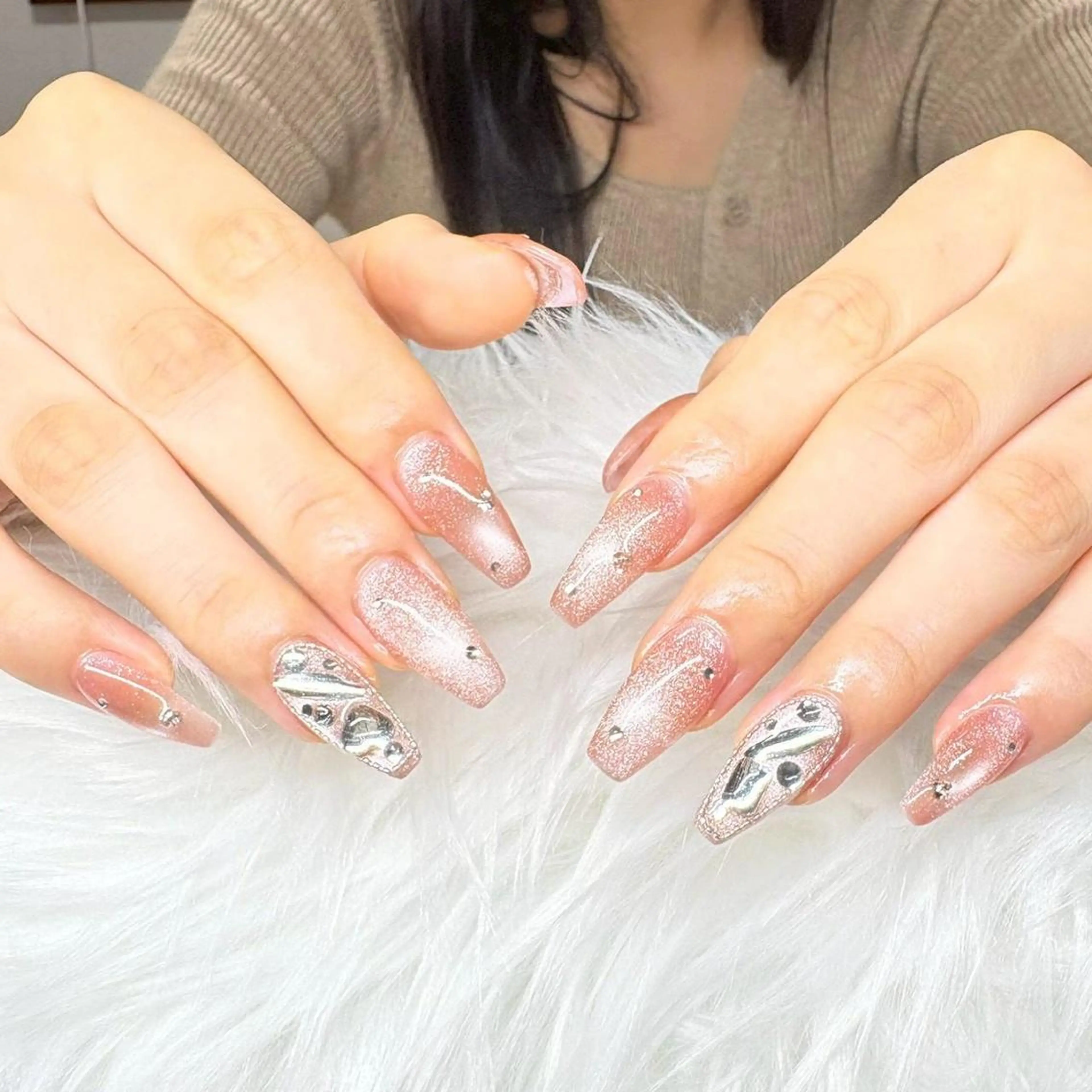 ネイル ボルドー チークネイル クリアネイル 成人式 フラッシュネイル Kiki/フィルイン オフィス/シンプルのネイルデザイン