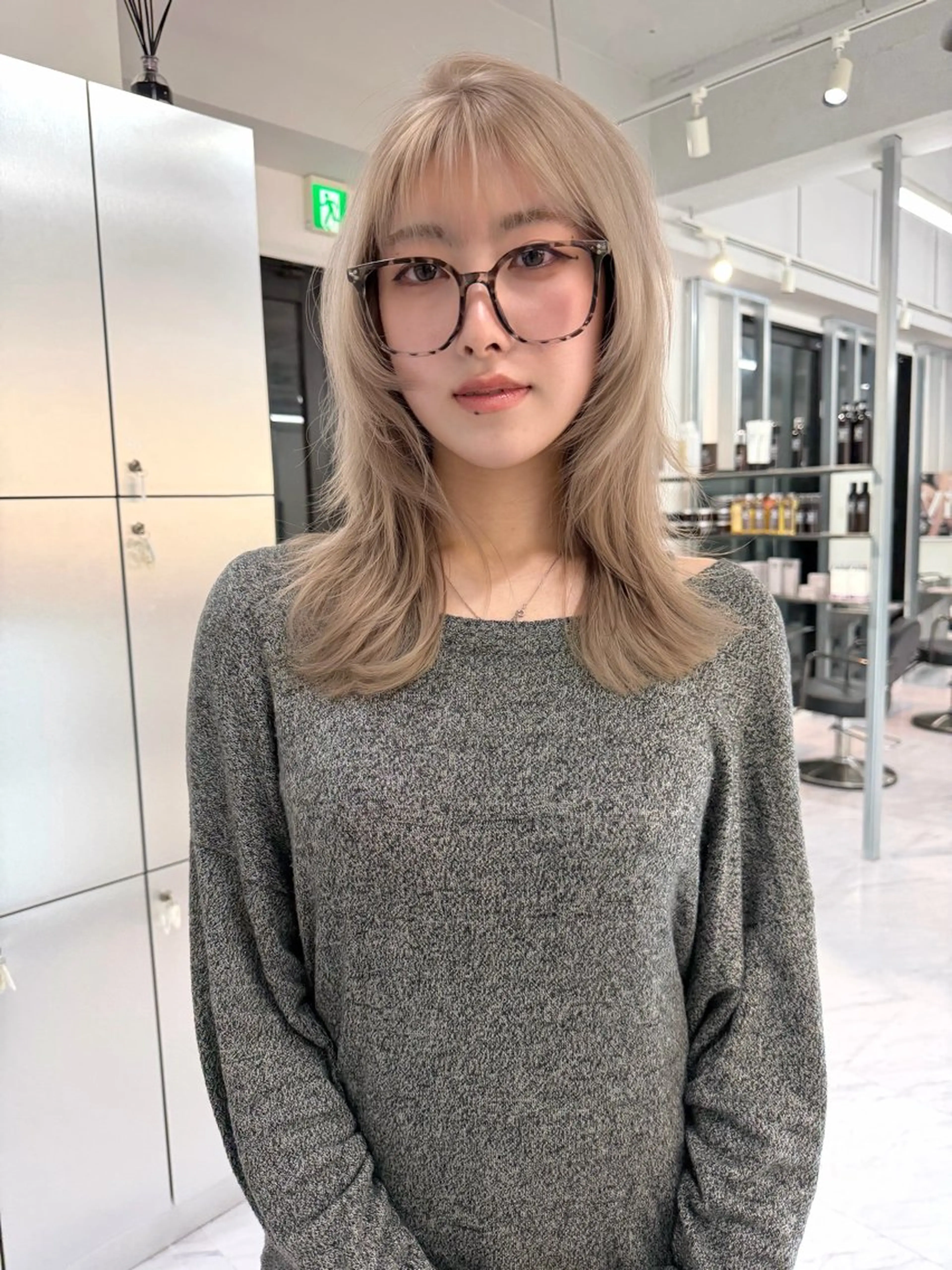 セミロング カラー ベージュカラー ブリーチ ケアブリーチ デザインカラー ダブルカラー カット ヘアカラー トリートメント TATSUブリーチ/ ミルクティーベージュのヘアスタイル