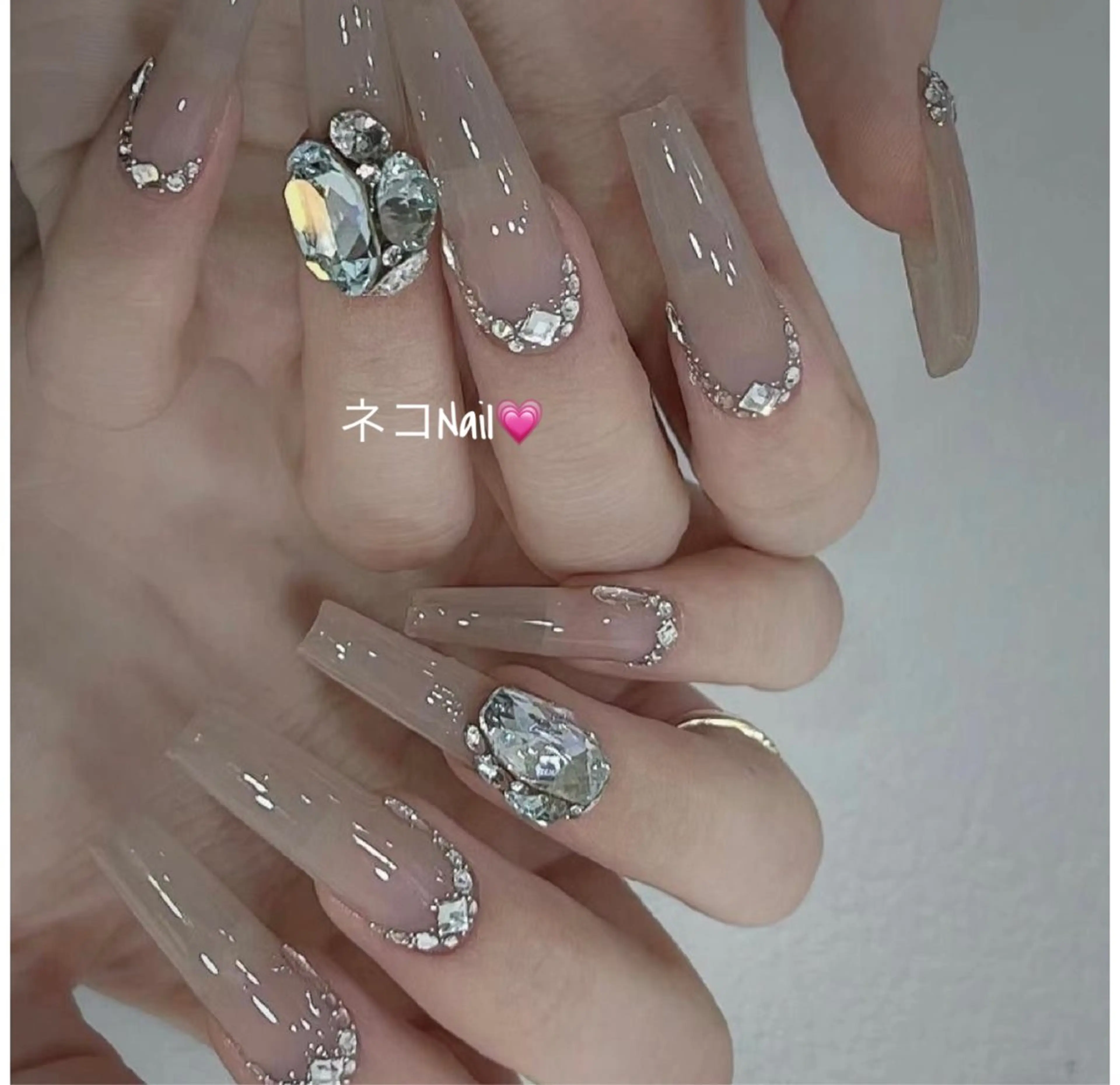ネイル フレンチネイル ラメ(グリッター) ストーンネイル ワンホンネイル ハンドネイル ネコ Nailのネイルデザイン