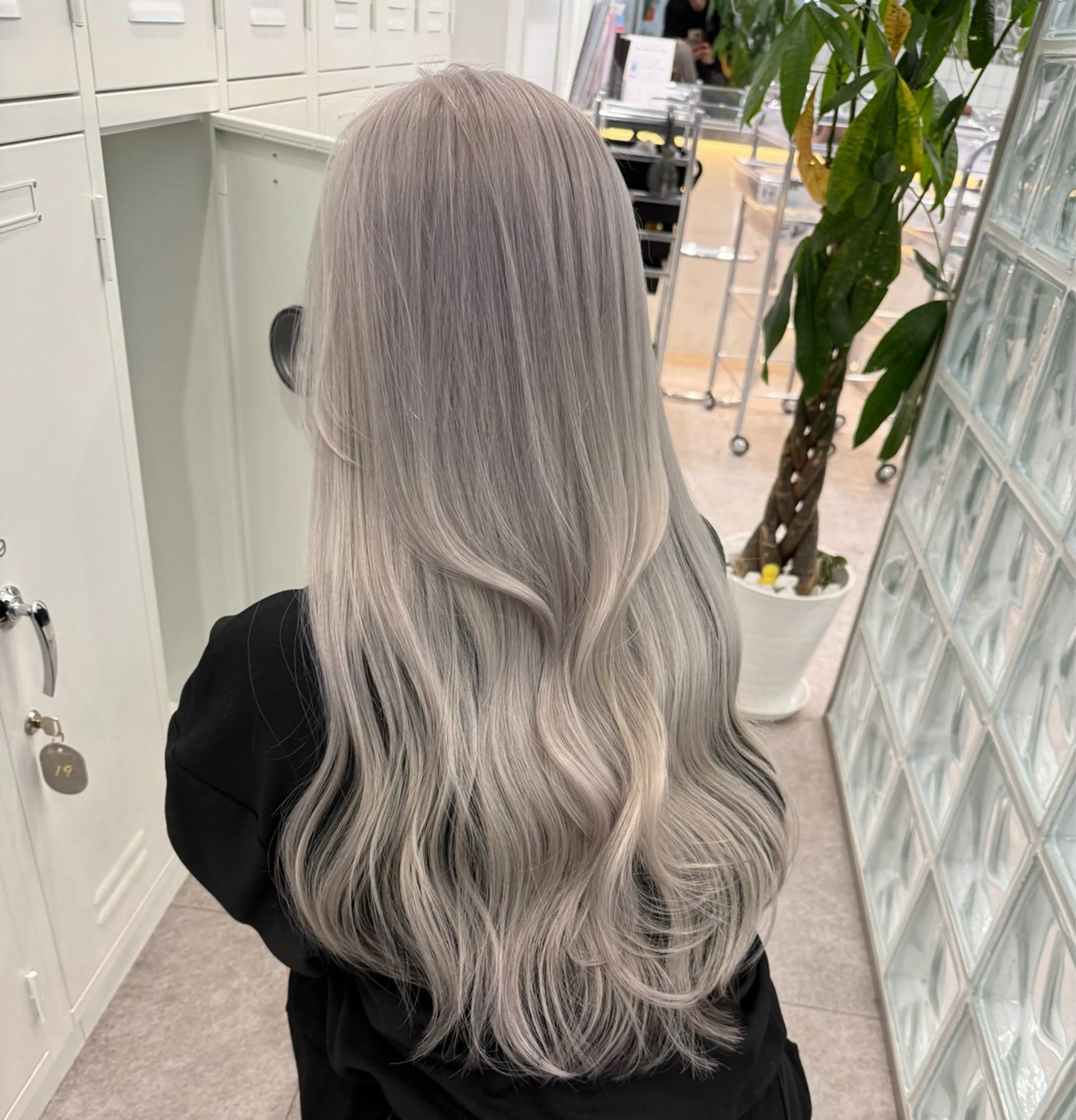 ロング カラー ヘアアレンジ シルバー ブリーチカラー💫 Miku🫶🏻のヘアスタイル