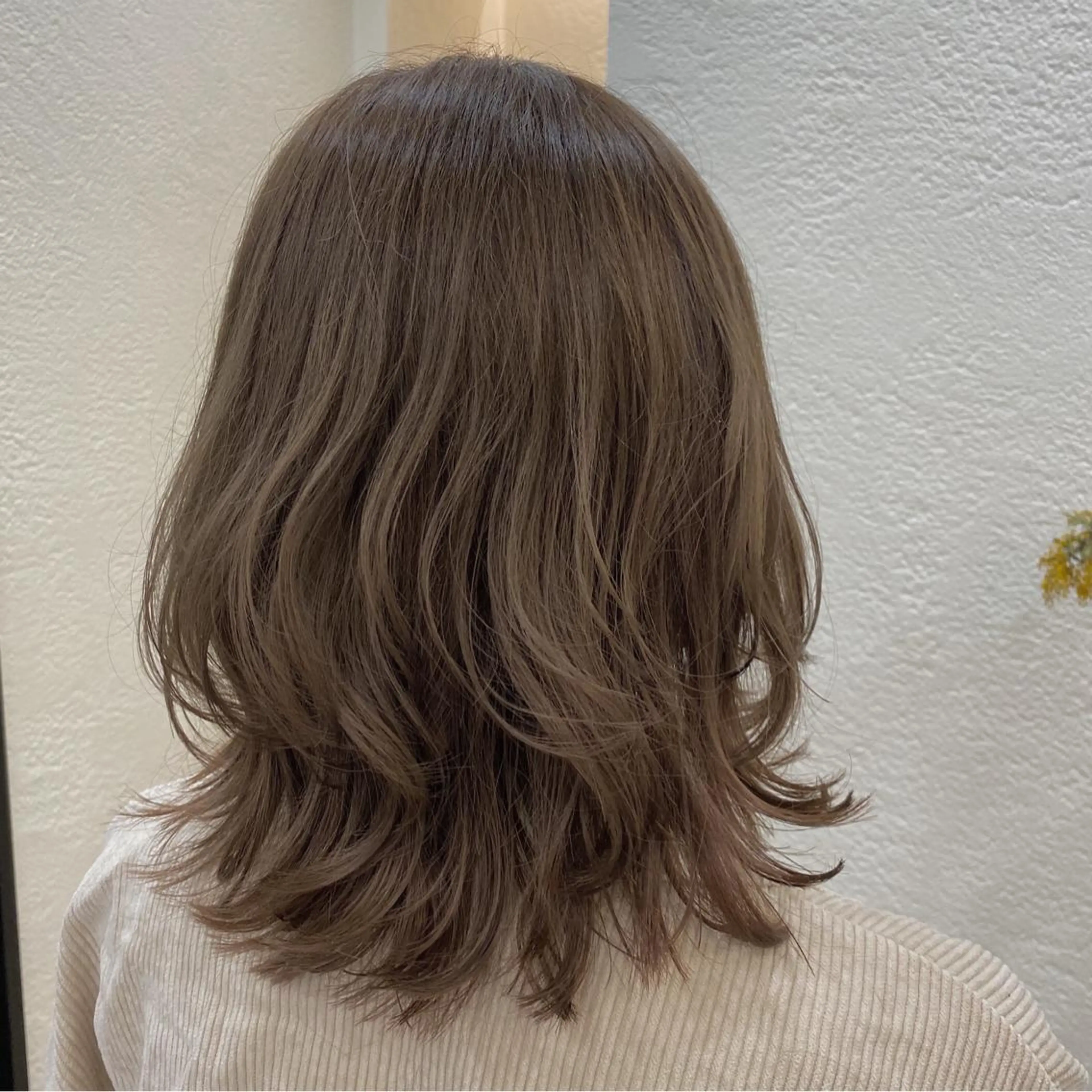 ミディアム アッシュ レイヤーカット YURI🐏脱縮毛× くせ毛活かすスタイルのヘアスタイル