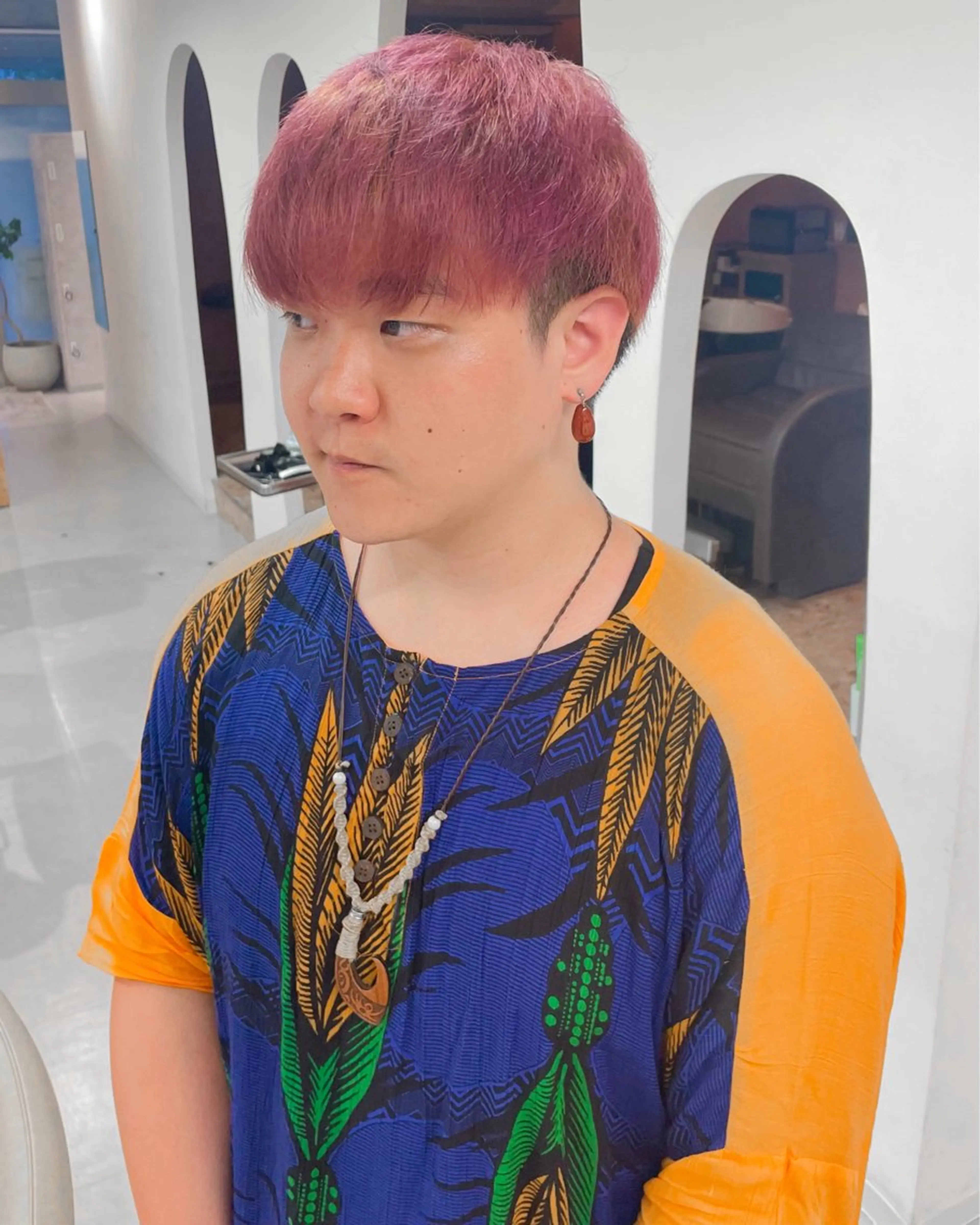 カラー メンズ メンズブリーチ メンズハイトーン ベージュカラー ブリーチ ボルドーカラー カット ダブルカラー,透け カラーHINARIのヘアスタイル