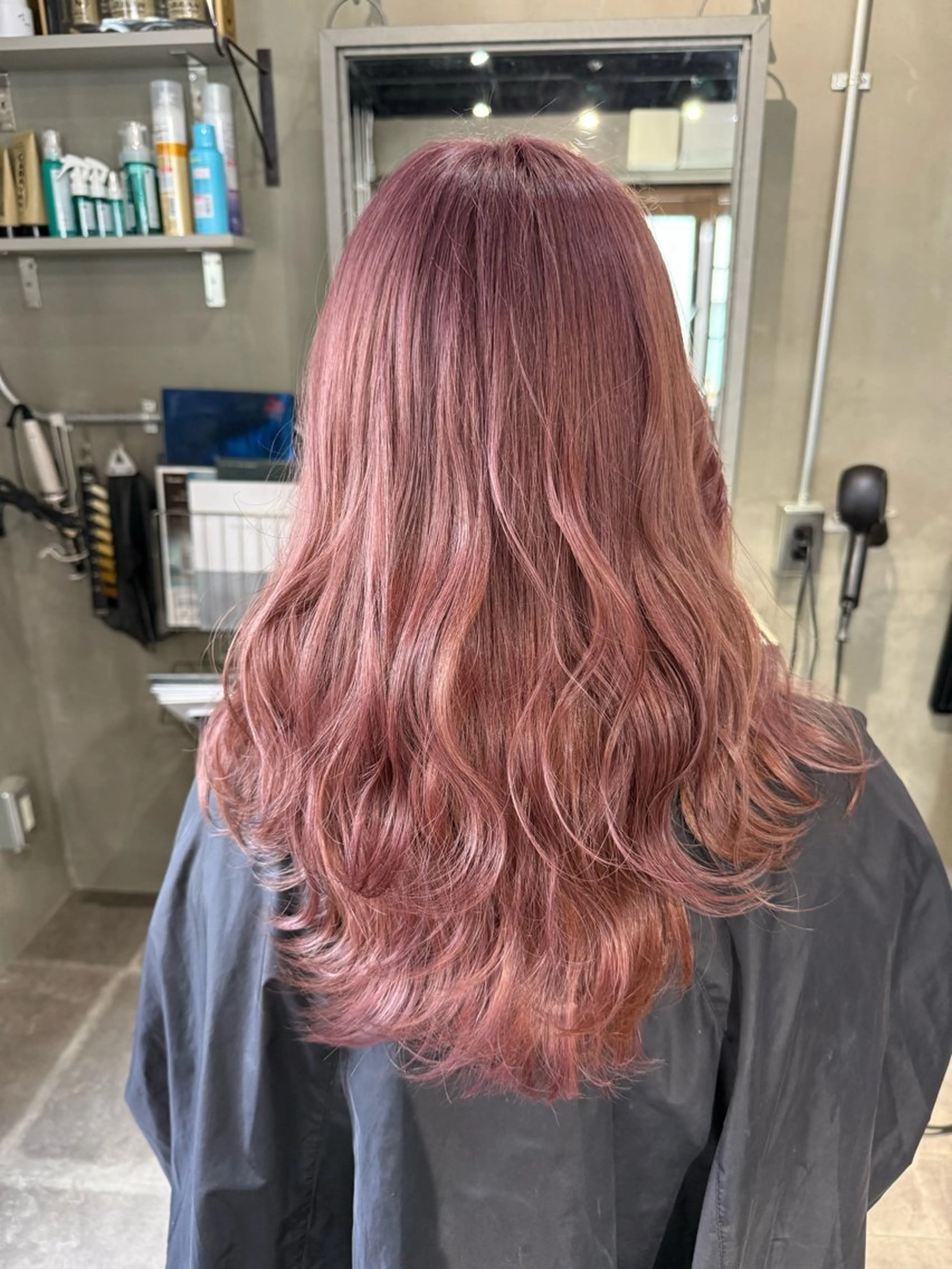 ロング カラー ベージュカラー ピンクカラー ピンクベージュ カット ヘアカラー トリートメント 佐伯 桃のヘアスタイル