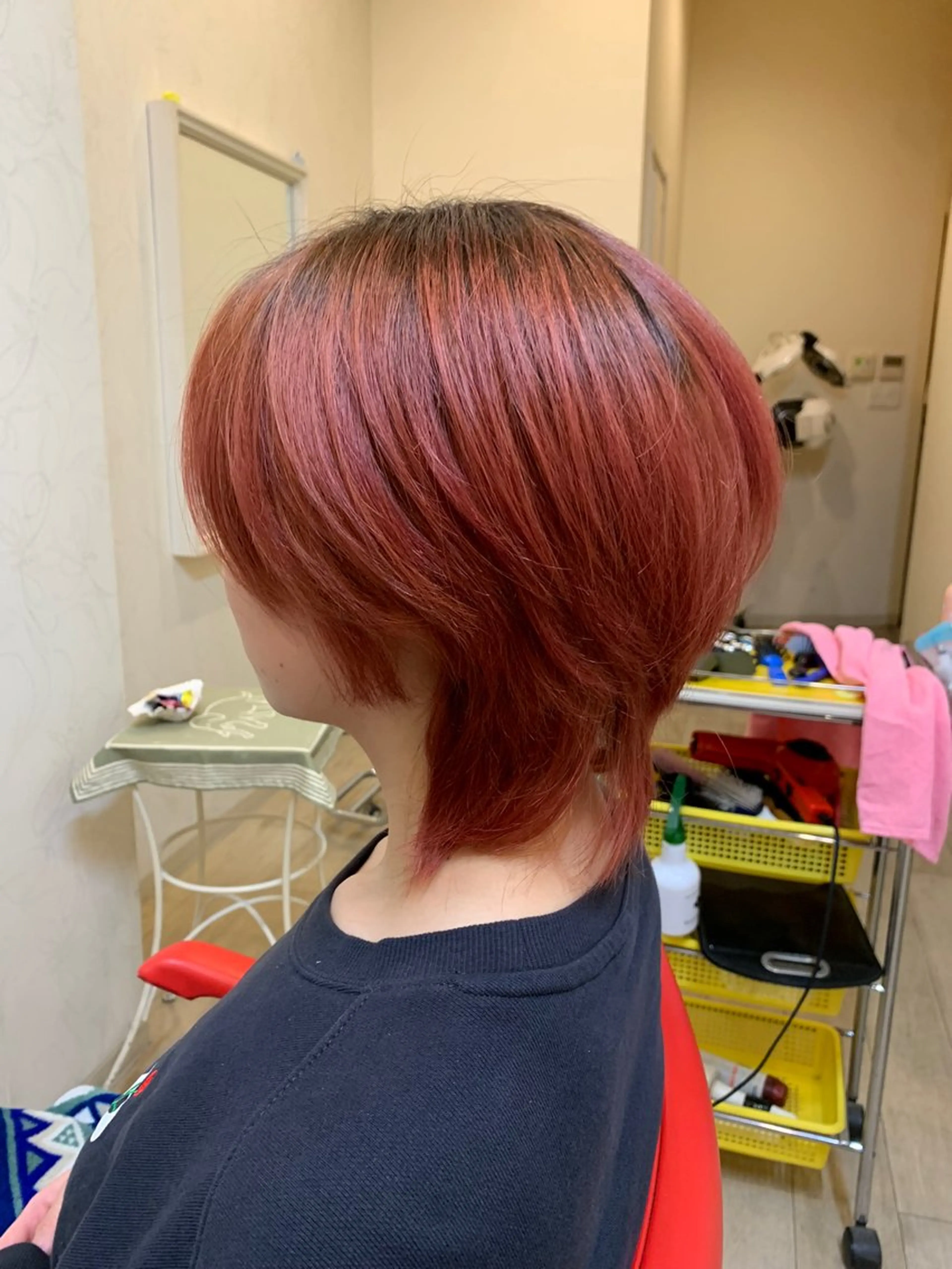 カラー ブリーチ ピンクカラー レッドカラー 岡本 幸法のヘアスタイル