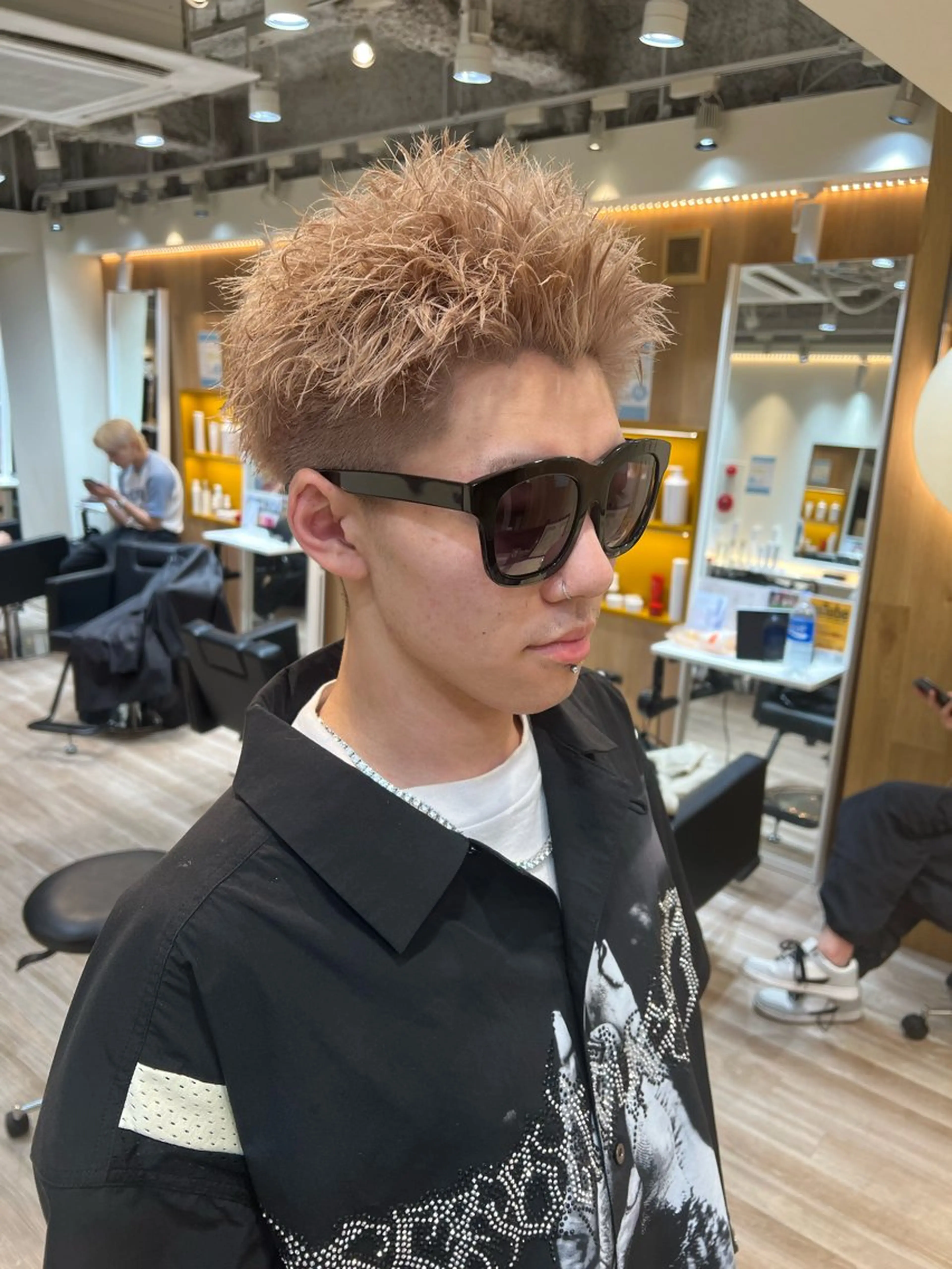 ショート カラー ヘアアレンジ メンズ スパイキーショート ベージュカラー ミルクティーベージュ ホワイトミルクティーベージュ ショートヘア スパイキーの鬼 ヒロムのヘアスタイル