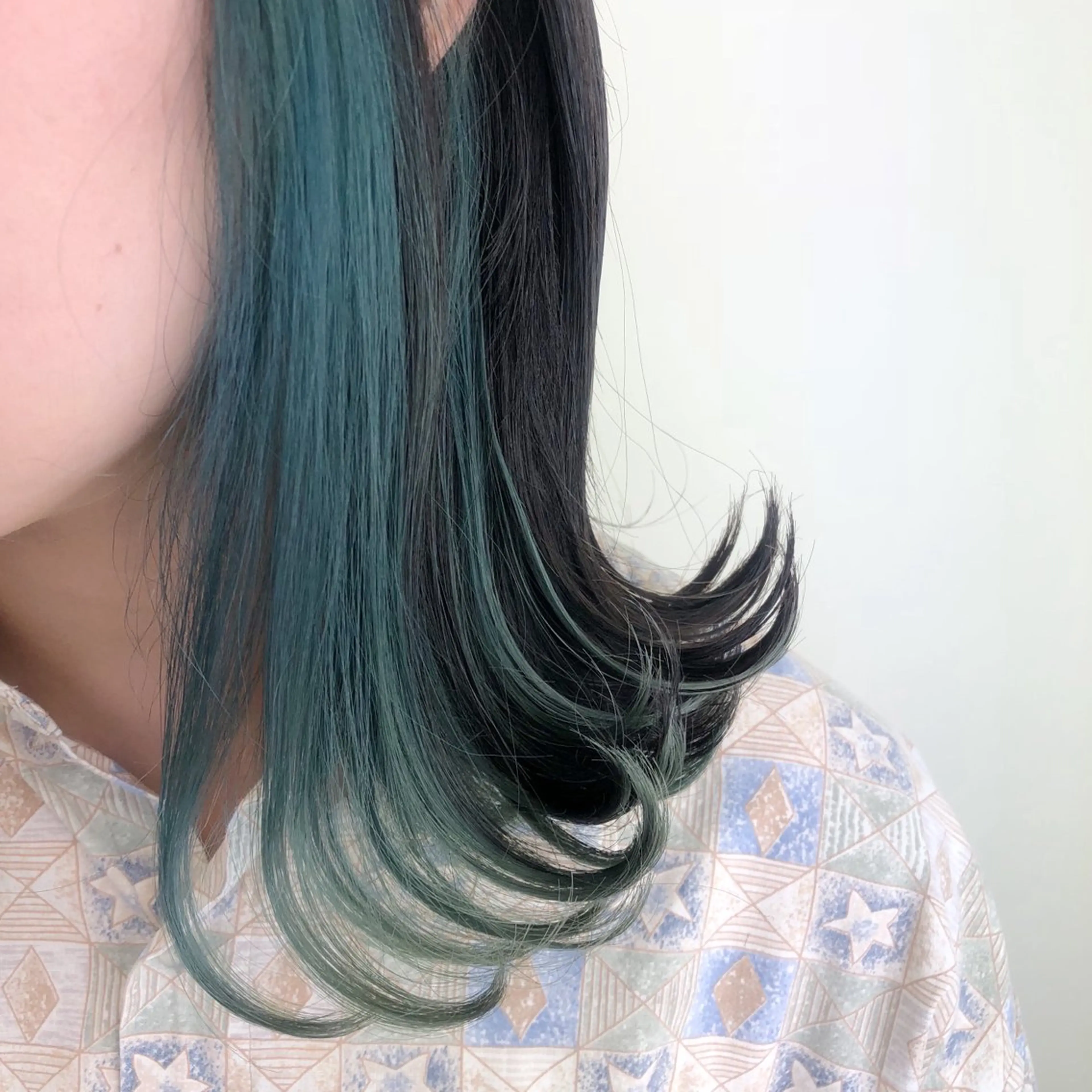 セミロング カラー インナーカラー 推し ブリーチ  髪質改善のヘアスタイル