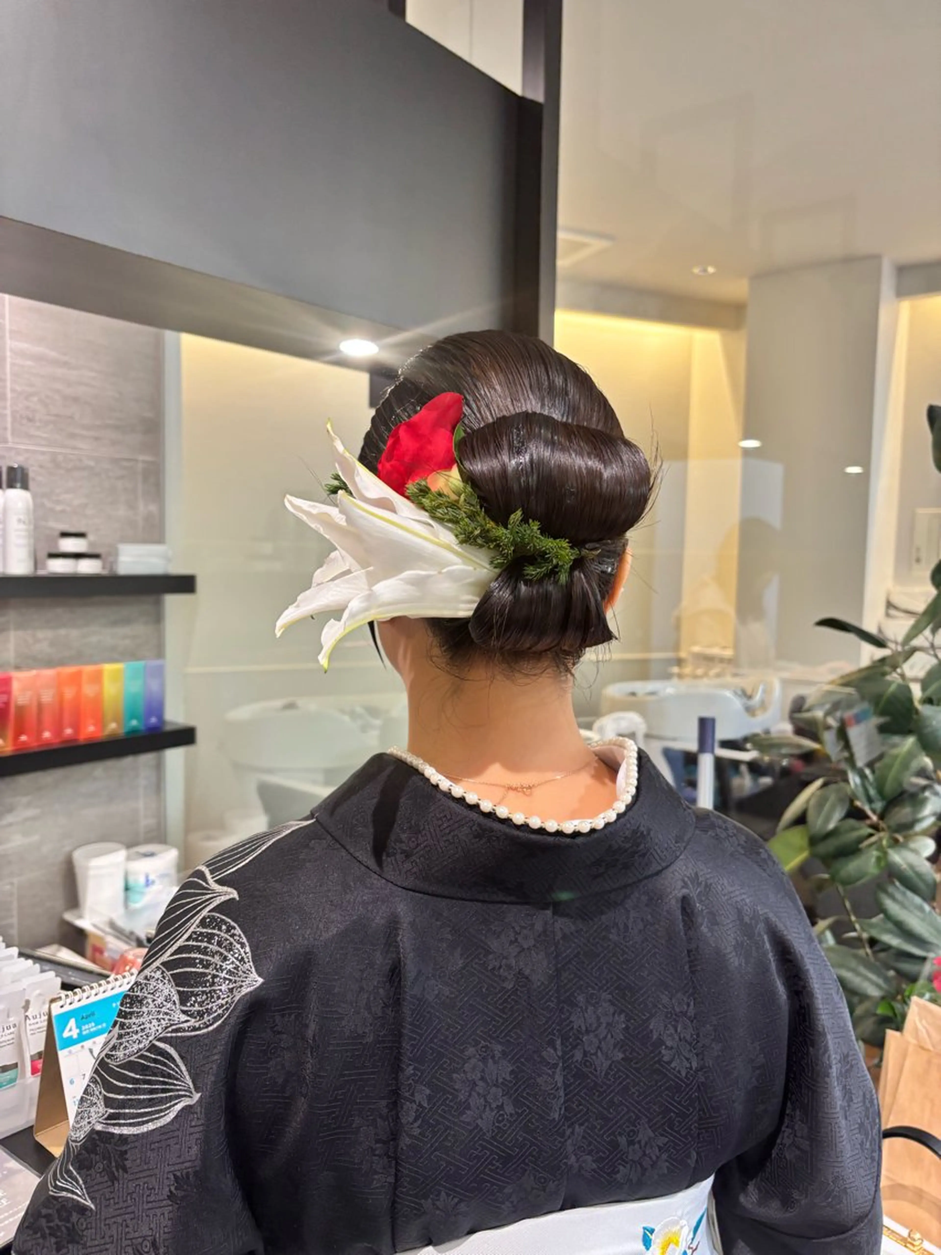 ミディアム ヘアアレンジ お団子ヘア 結婚式・ブライダル 卒業式のヘアスタイル ヘアセット ブリーチなし ダブルカラー/ゆなのヘアスタイル