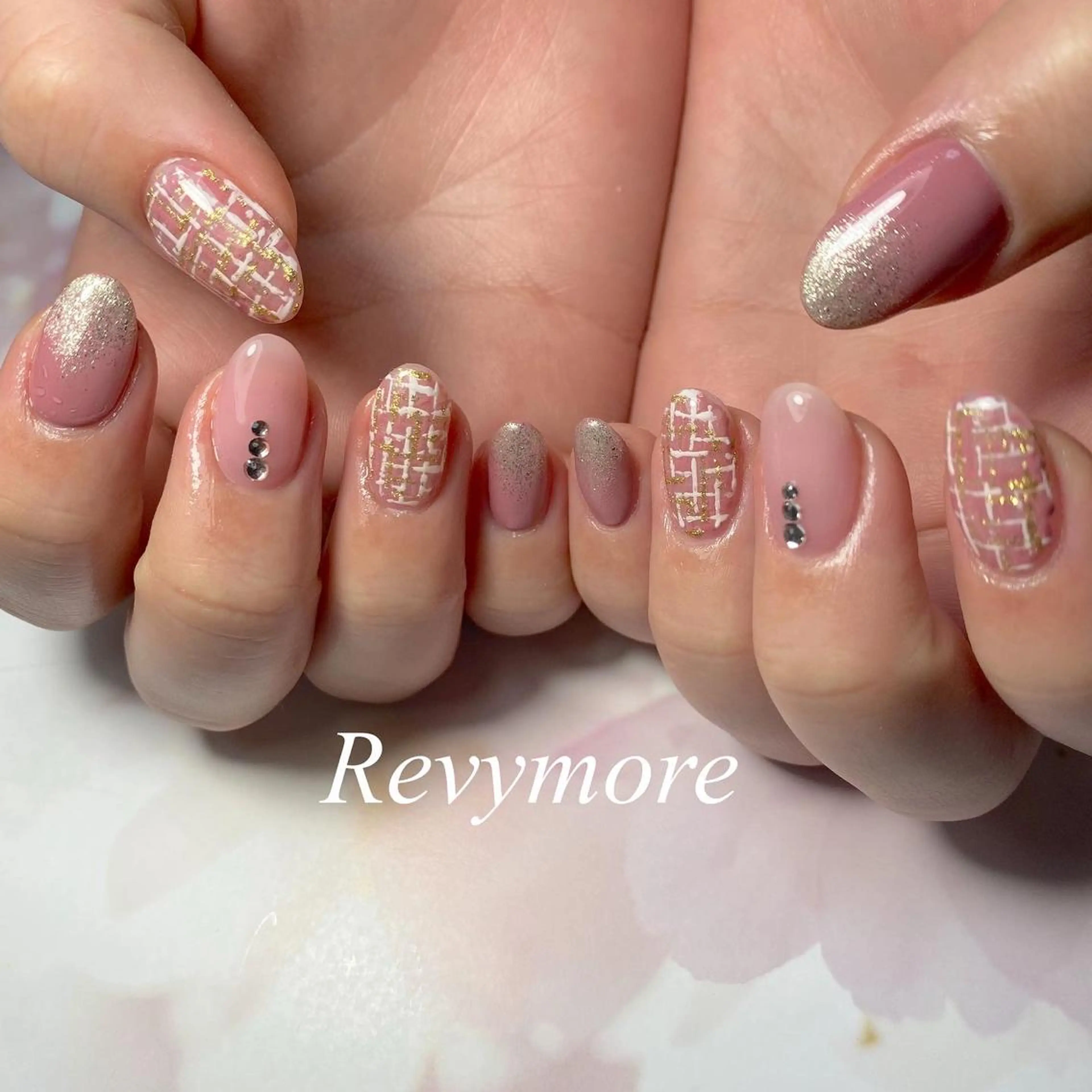 ミディアム ネイル アートネイル ジェルネイル ラメ(グリッター) ニュアンスネイル オフィスネイル nail salon Revymoreのネイルデザイン