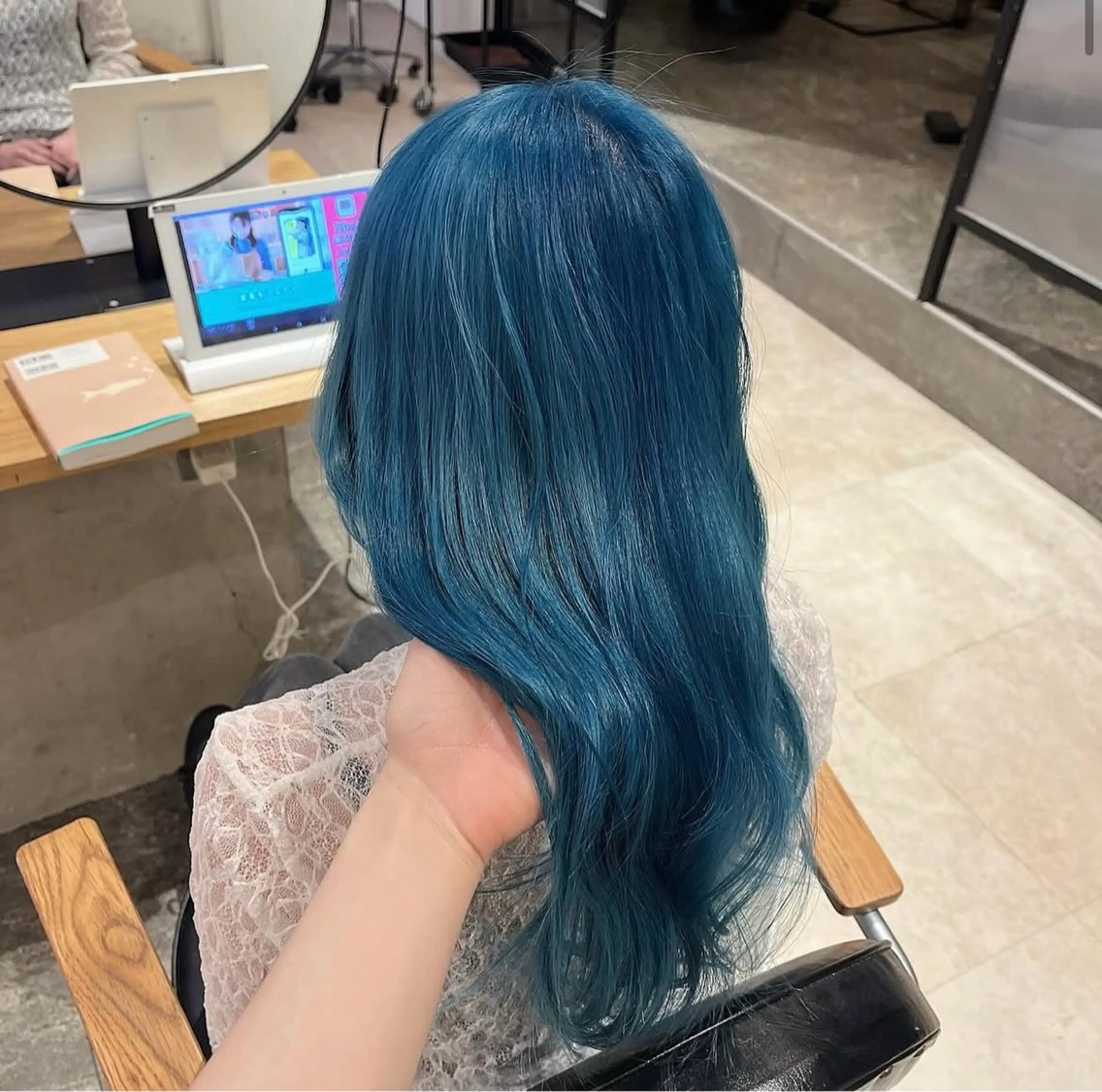 ロング カラー ブリーチ カット ヘアカラー トリートメント 🌷お洒落推しカラー moe🐰🌷のヘアスタイル