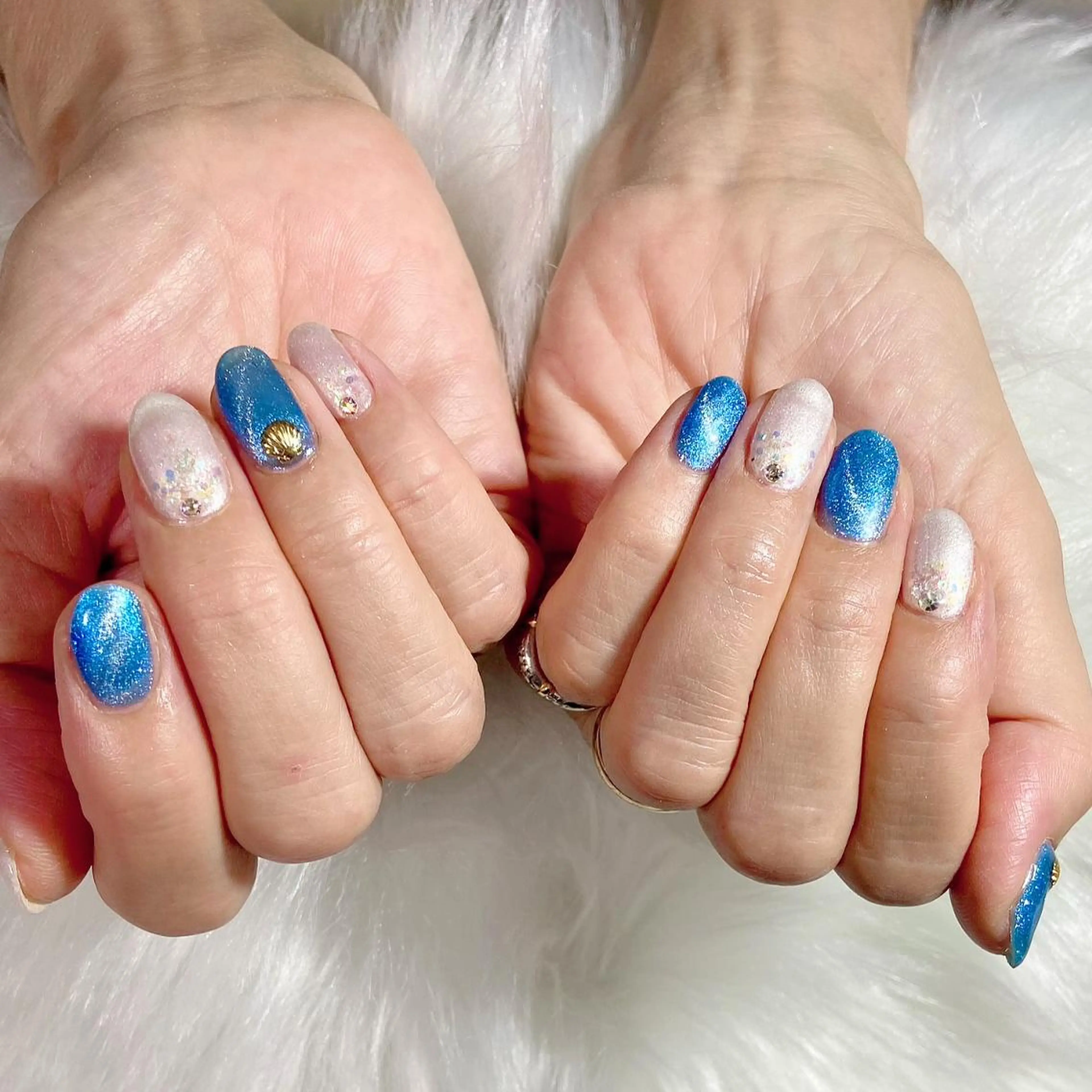 ネイル ブルー キラキラネイル マグネットネイル ハンドネイル 伊藤 アップネイルのネイルデザイン