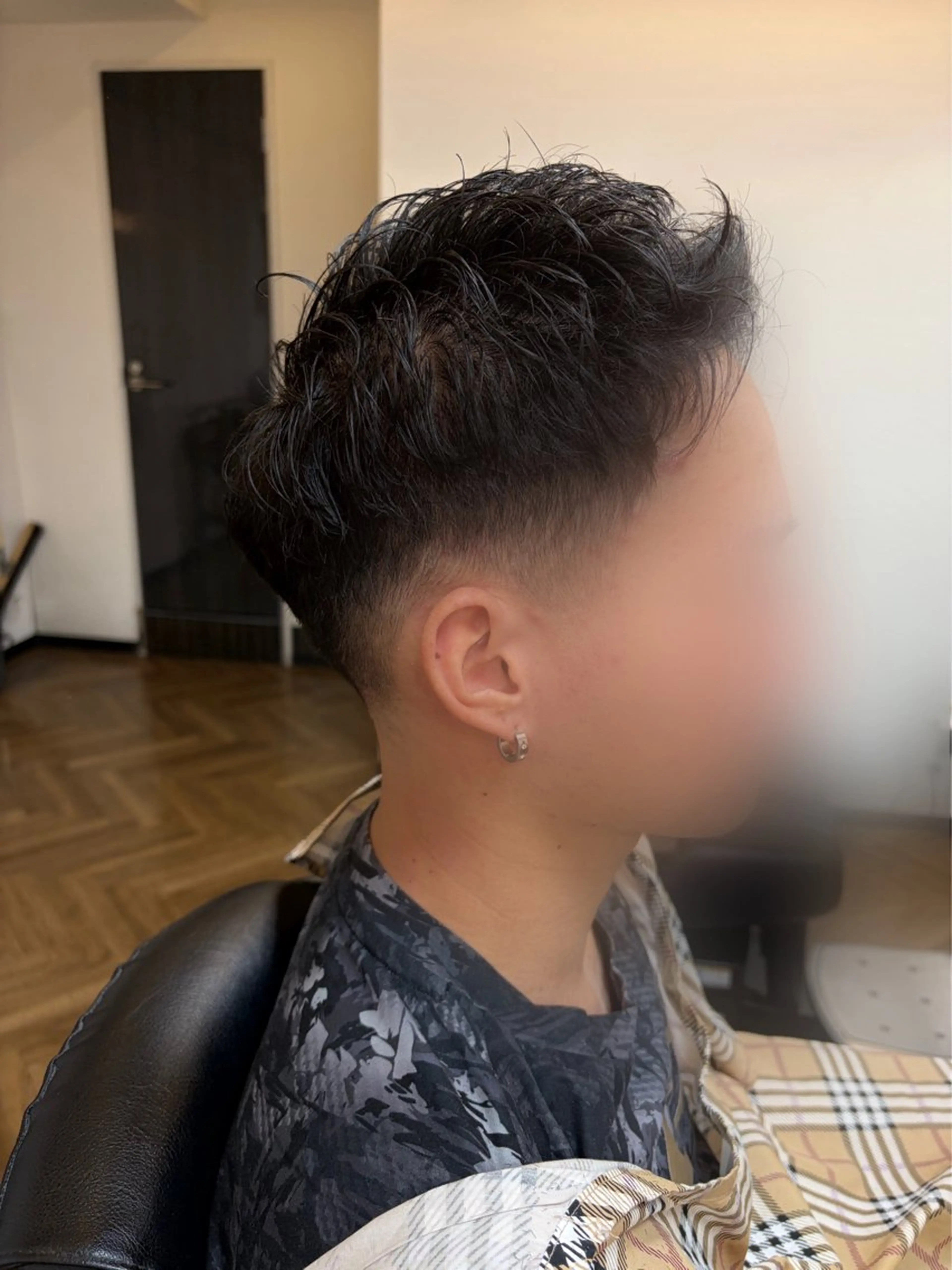 メンズ アップバング フェードカット メンズパーマ スキンフェード カット 中村 立のヘアスタイル