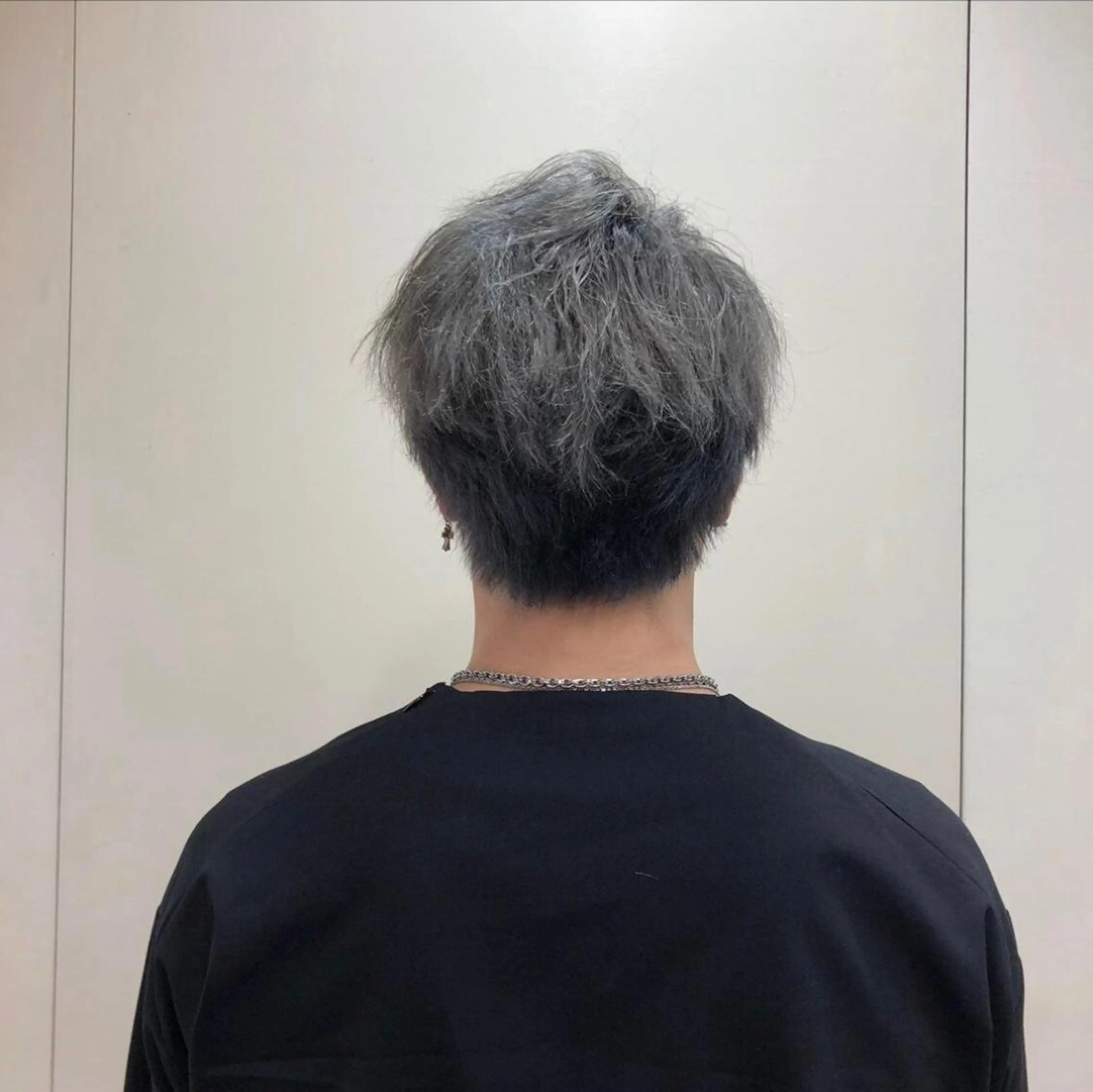 カラー メンズ メンズブリーチ ブリーチ シルバー レイヤーと顔まわり 大好き❣️関口拓馬のヘアスタイル