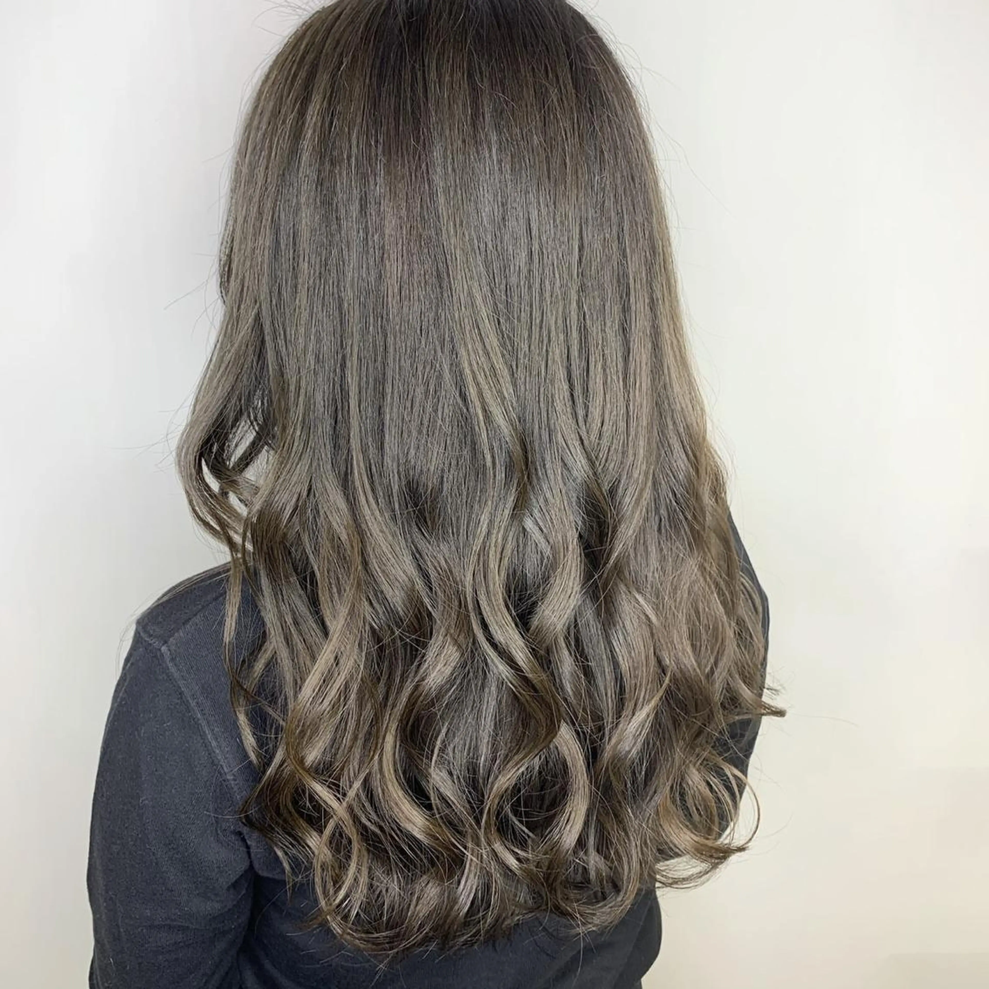 ロング カラー 川上 麻梨阿のヘアスタイル
