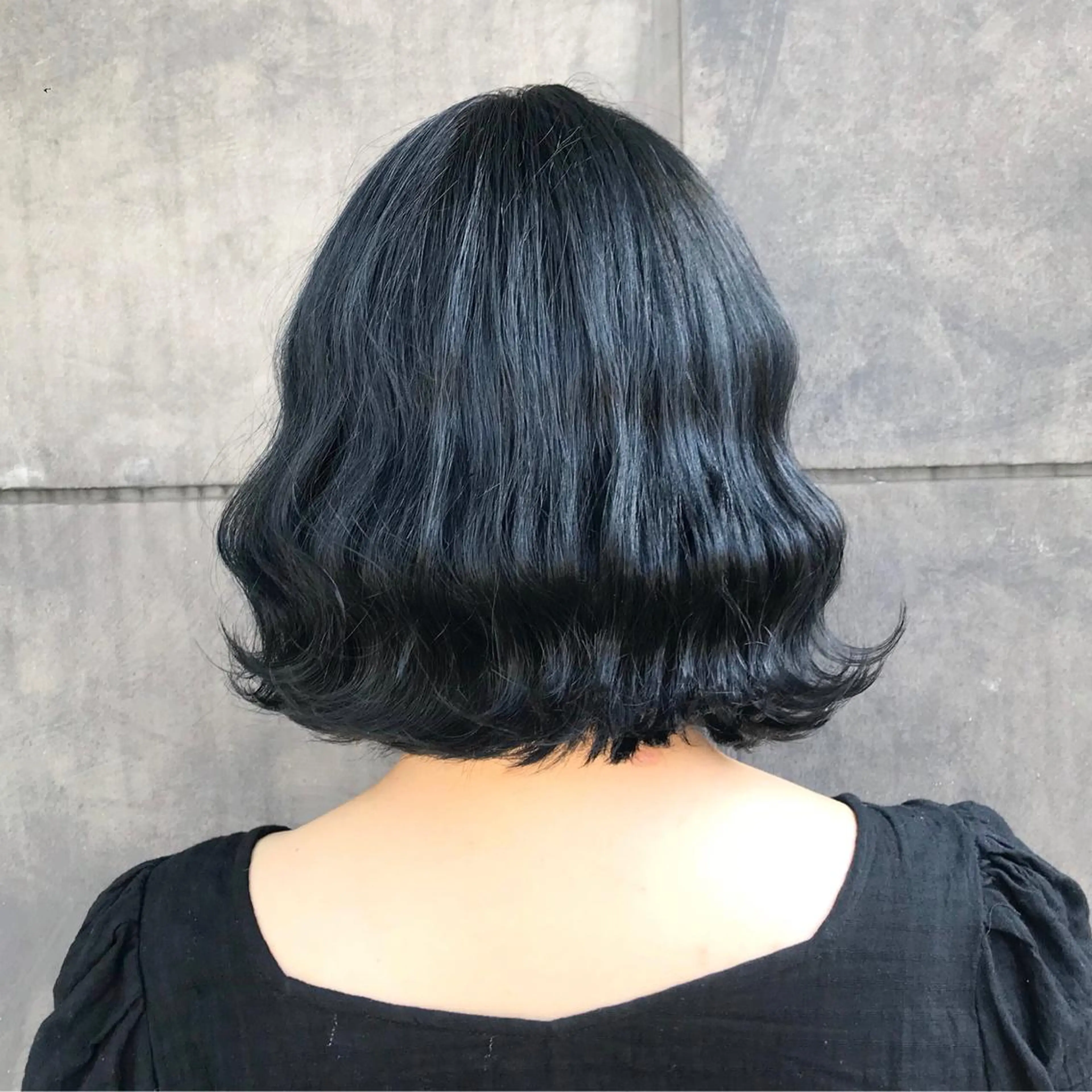 ショート カラー ブリーチ ブルーカラー ネイビーカラー タンバルモリ ムルギョル巻き K-POP好き美容師 🇰🇷Kai.Yのヘアスタイル