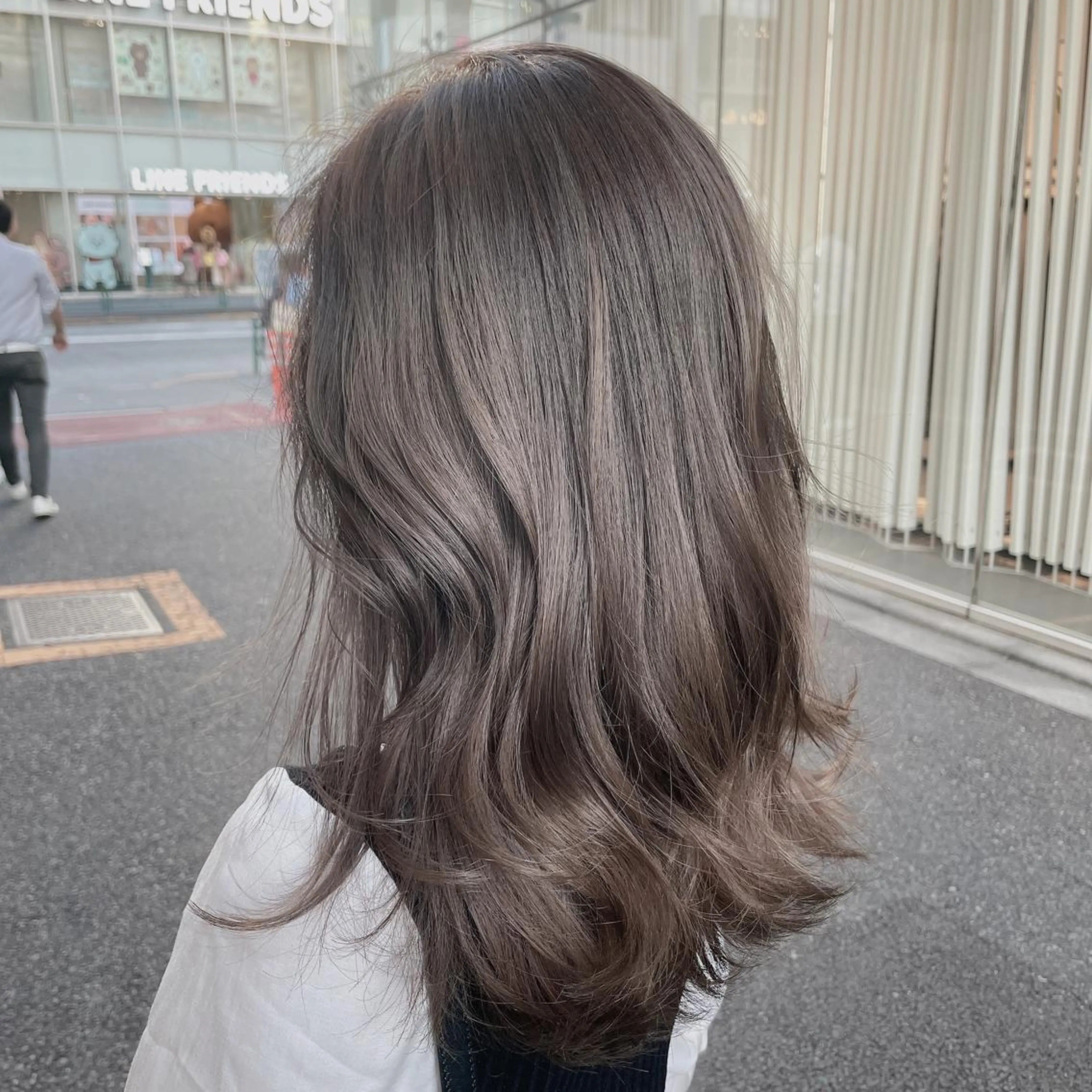 セミロング カラー レイヤーカット 透明感カラーのヘアスタイル