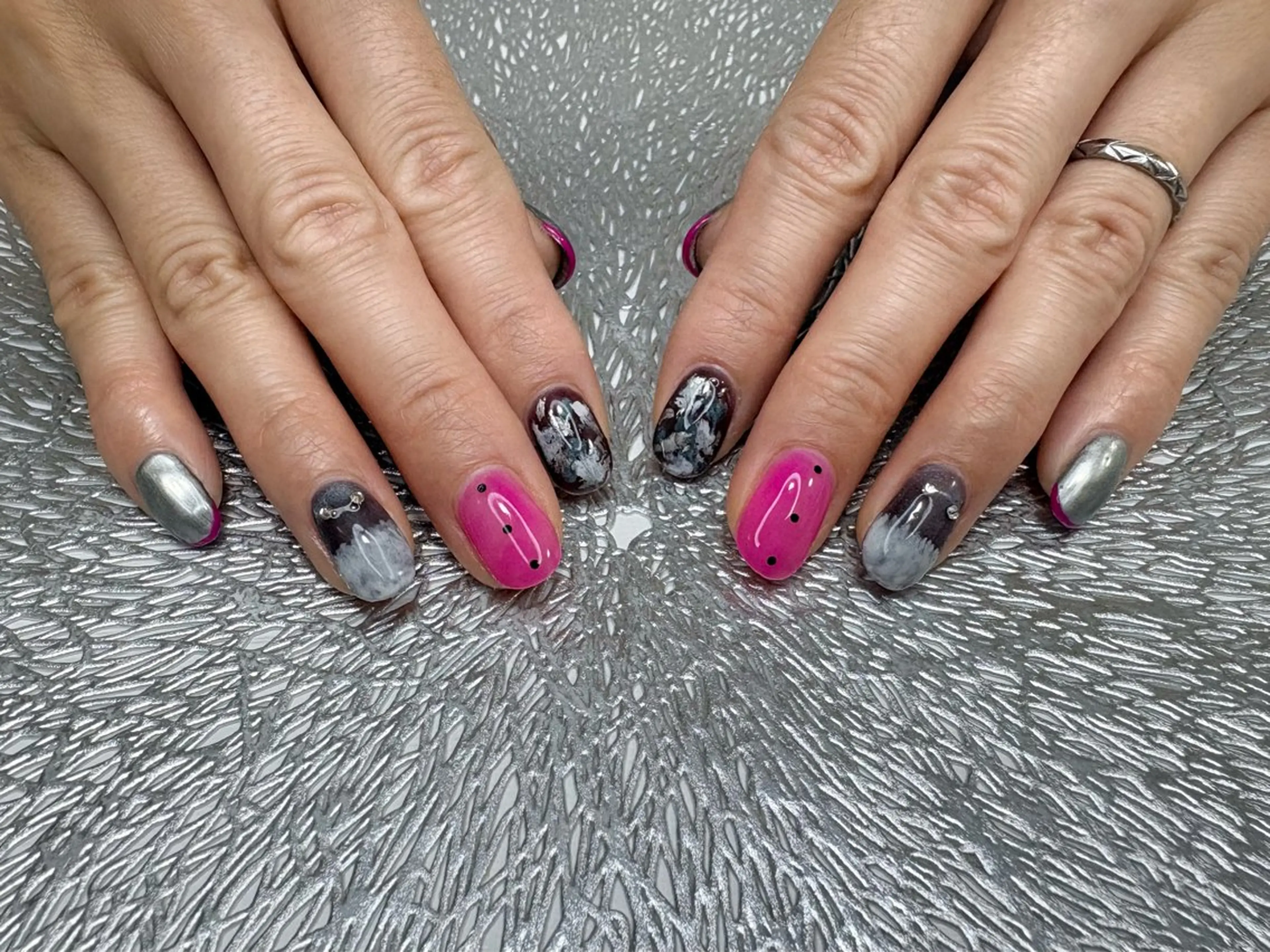 ネイル フットネイル ジェルネイル ラメ(グリッター) マグネットネイル 持ち込み ハンドネイル ハンドケア ♡Bivi♡自爪に 優しいネイルサロンのネイルデザイン