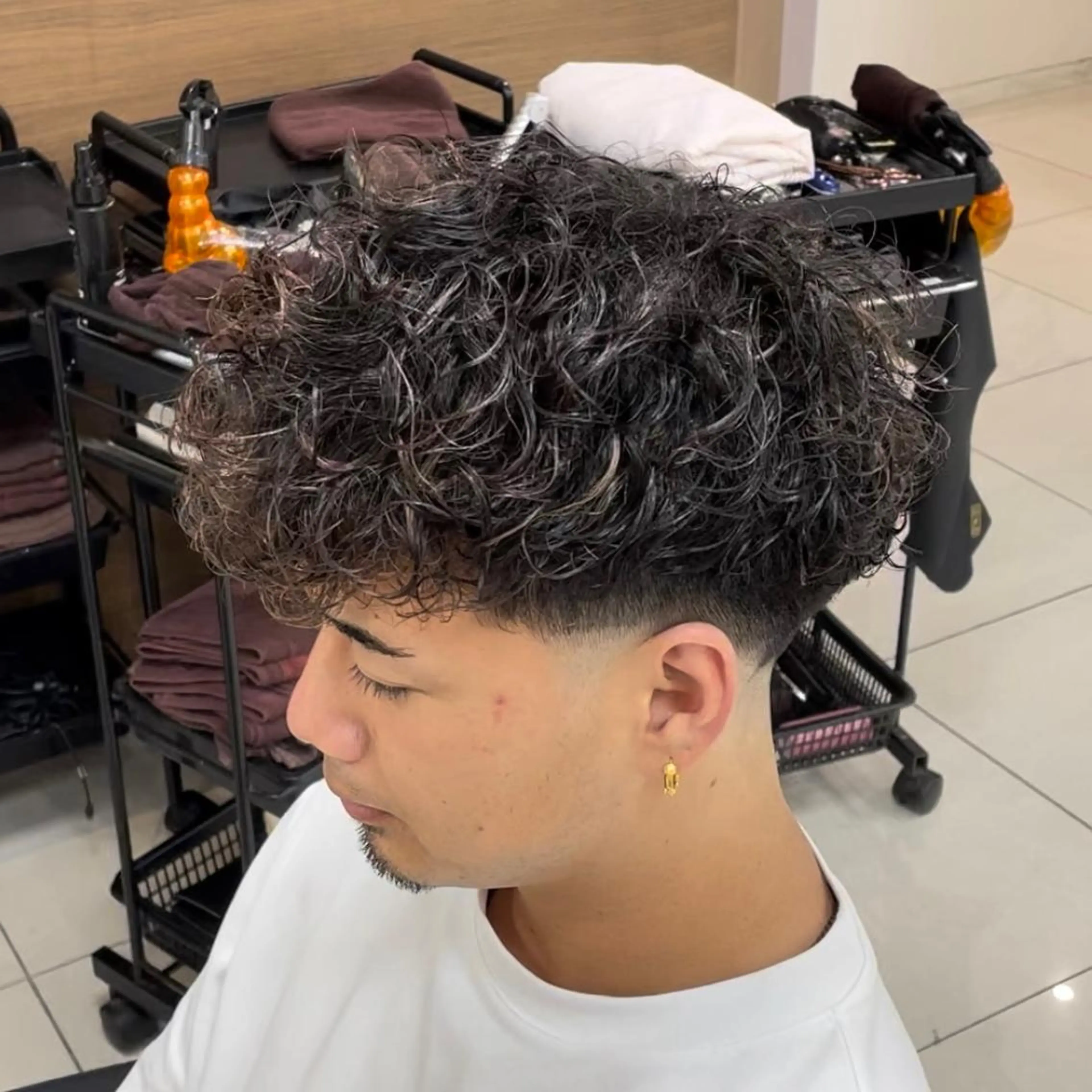 ショート カラー パーマ メンズ フェードカット メンズハイライト スペインカール ハイライトカラー ハイライト カット ヘアカラー パーマ フェザーパーマ職人 🪶ryosukeのヘアスタイル